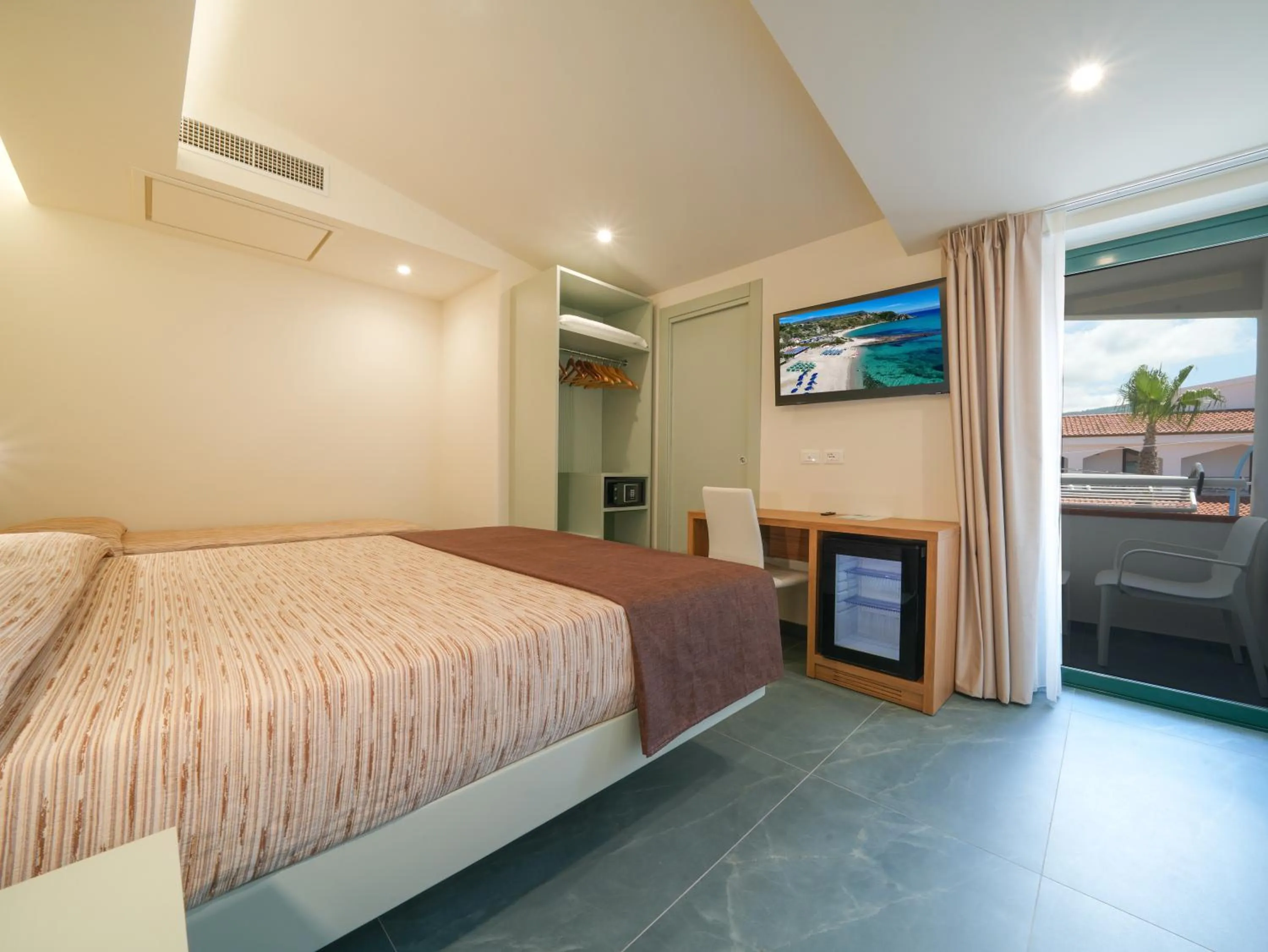 Bed in Hotel MARINELLA parking wi-fi spiaggia attrezzata