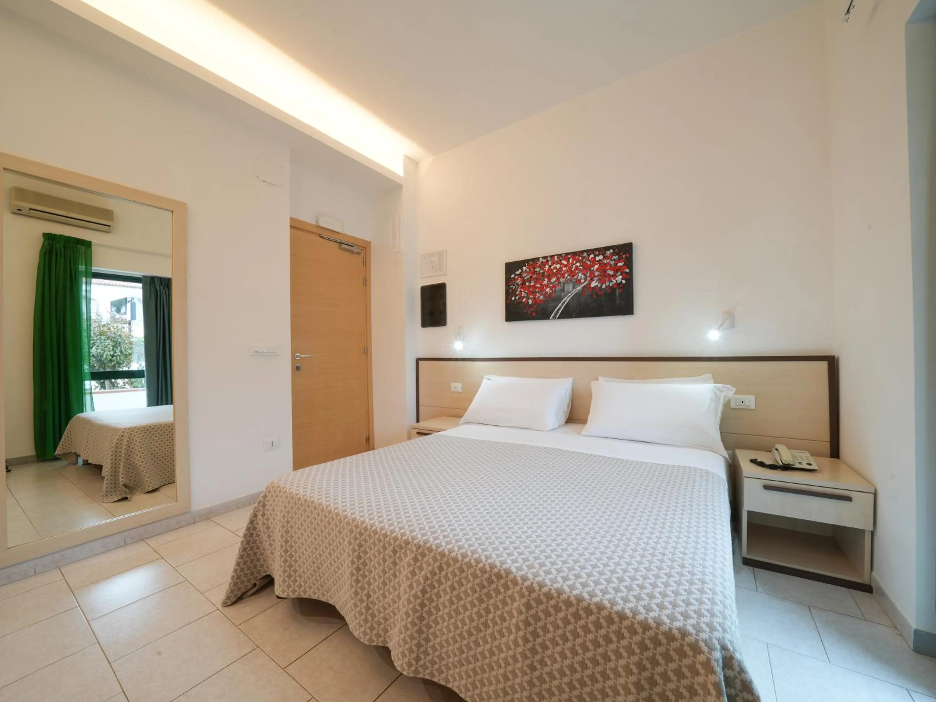 Bed in Hotel MARINELLA parking wi-fi spiaggia attrezzata