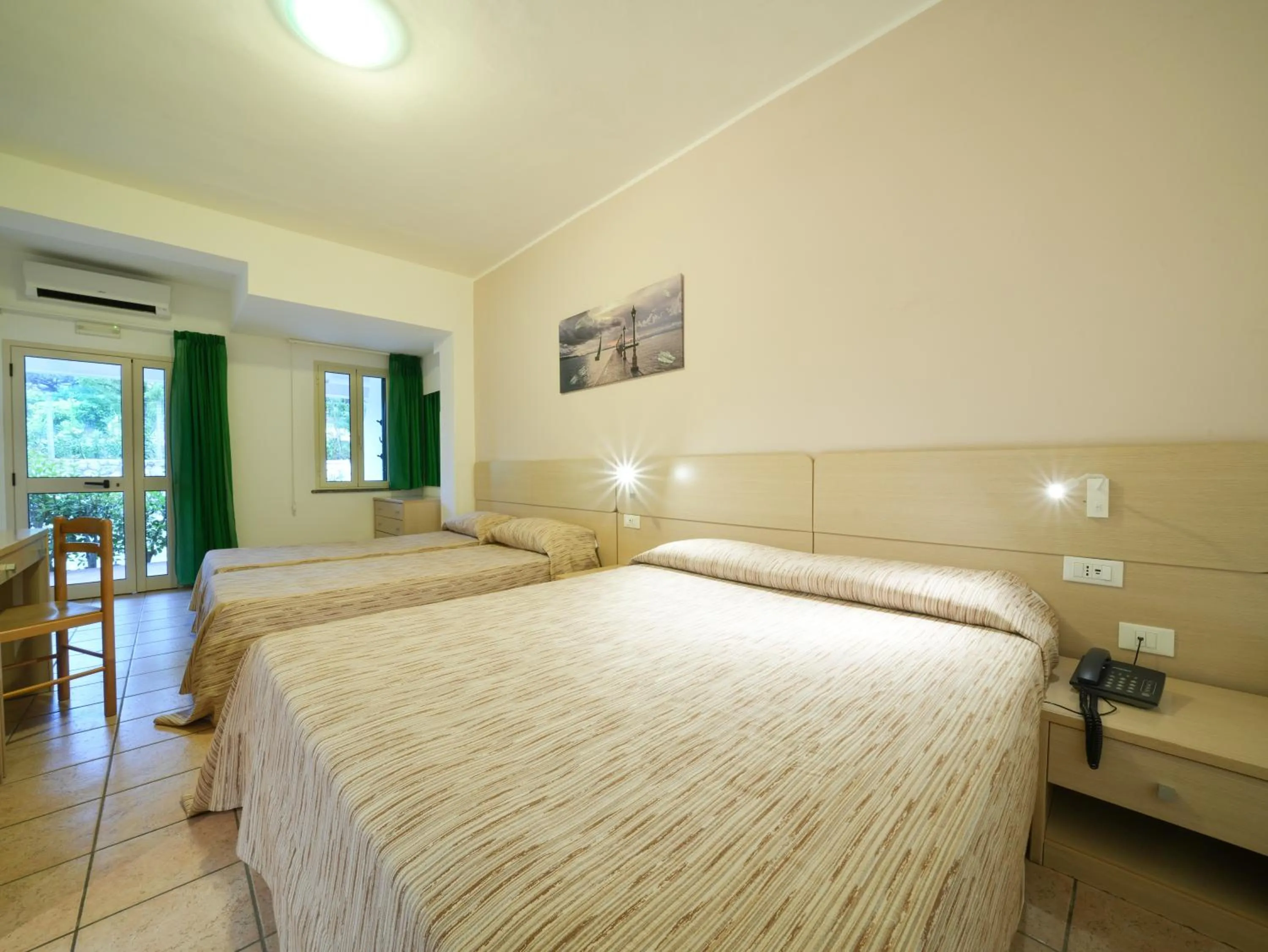 Bed in Hotel MARINELLA parking wi-fi spiaggia attrezzata