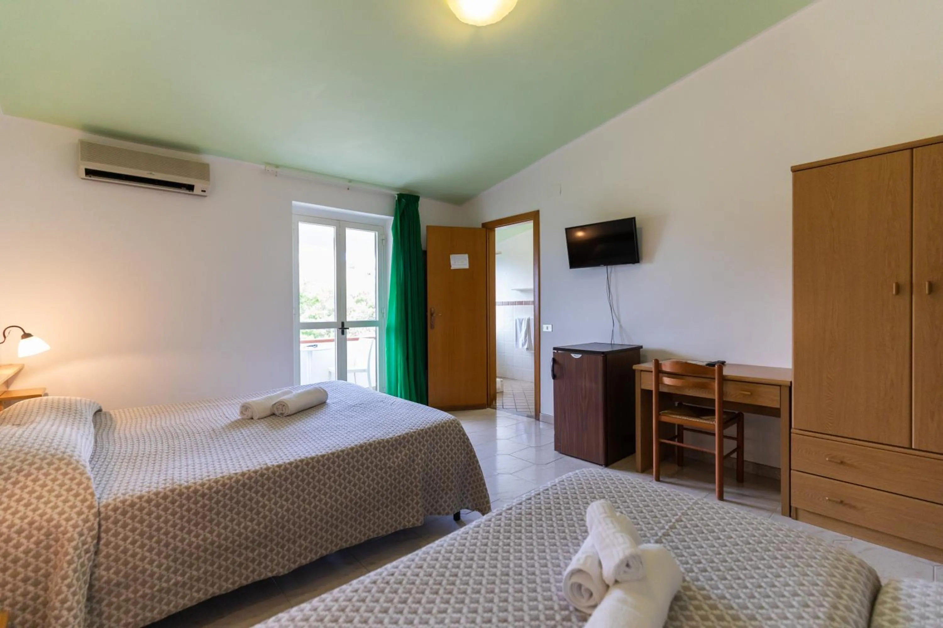 Bed in Hotel MARINELLA parking wi-fi spiaggia attrezzata