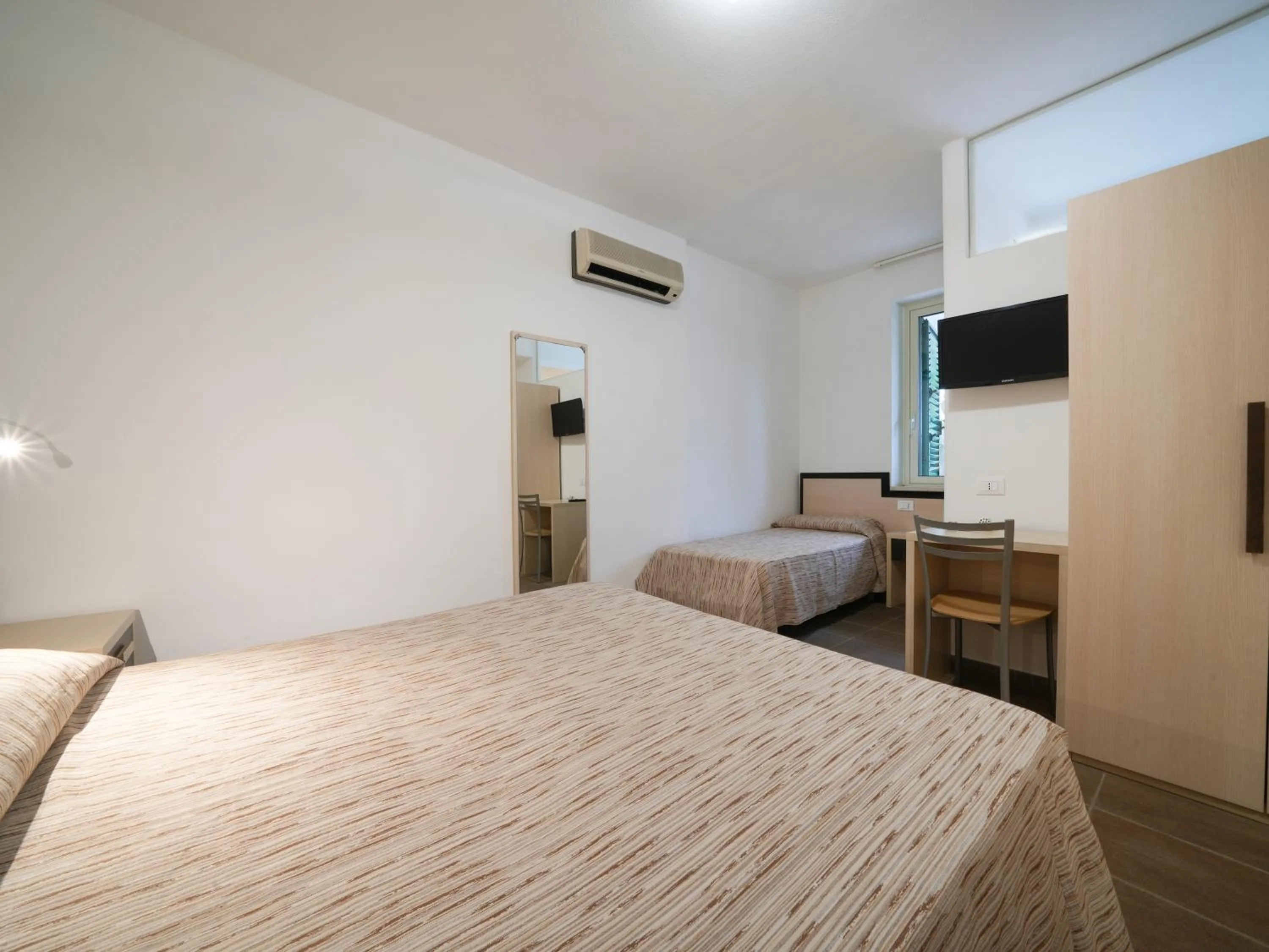 Bed in Hotel MARINELLA parking wi-fi spiaggia attrezzata