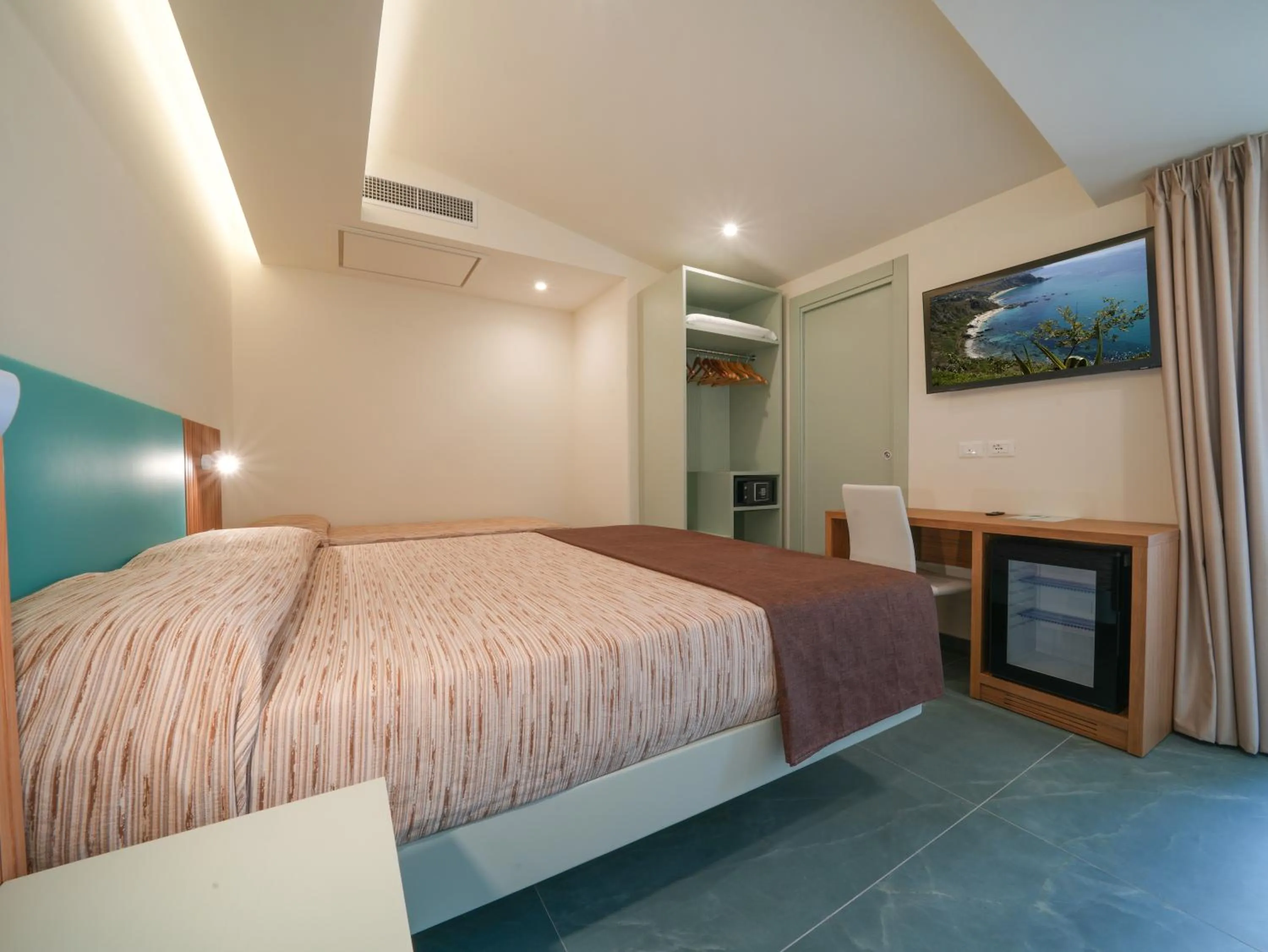 Bed in Hotel MARINELLA parking wi-fi spiaggia attrezzata