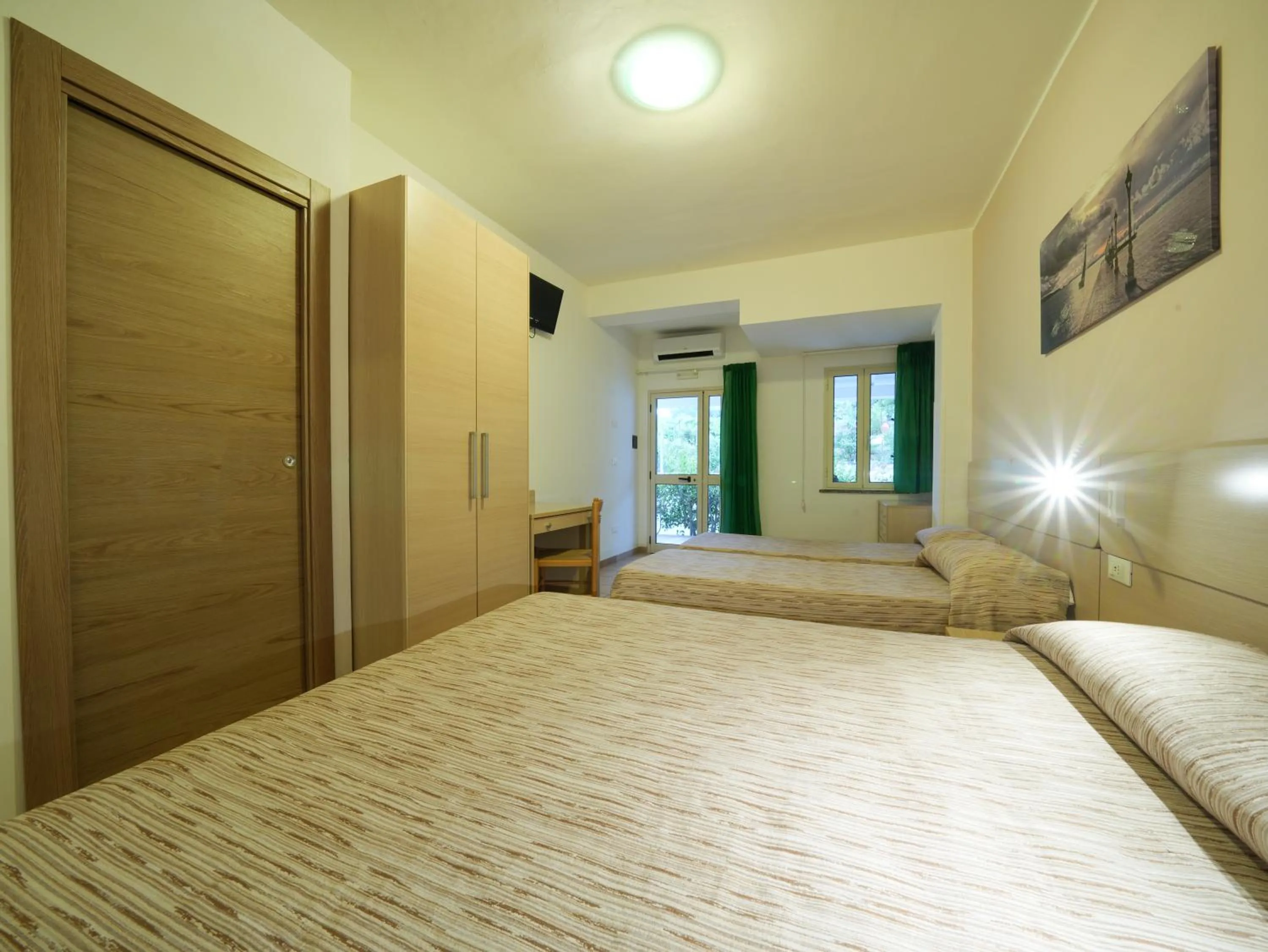 Bed in Hotel MARINELLA parking wi-fi spiaggia attrezzata