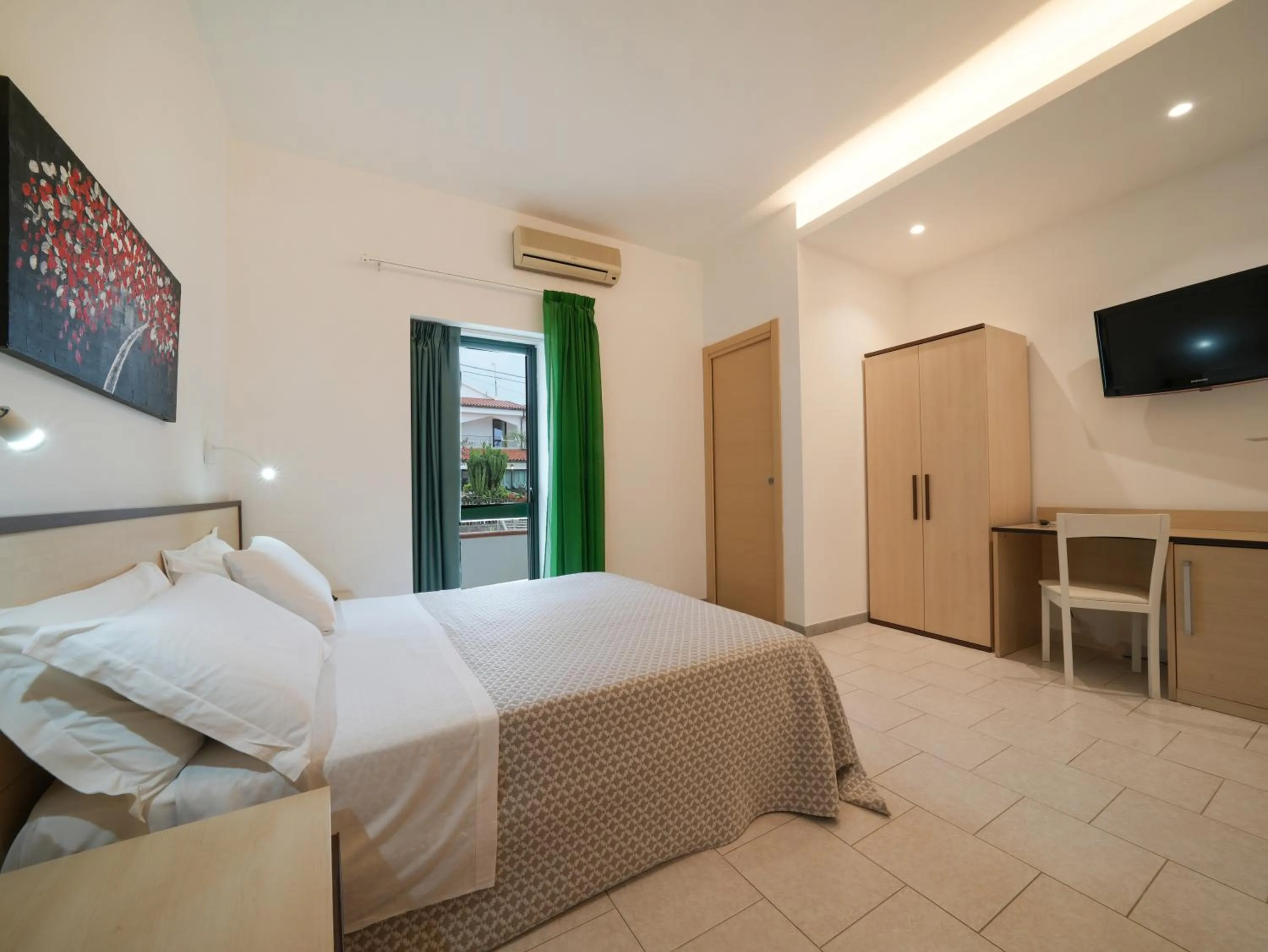 Bed in Hotel MARINELLA parking wi-fi spiaggia attrezzata