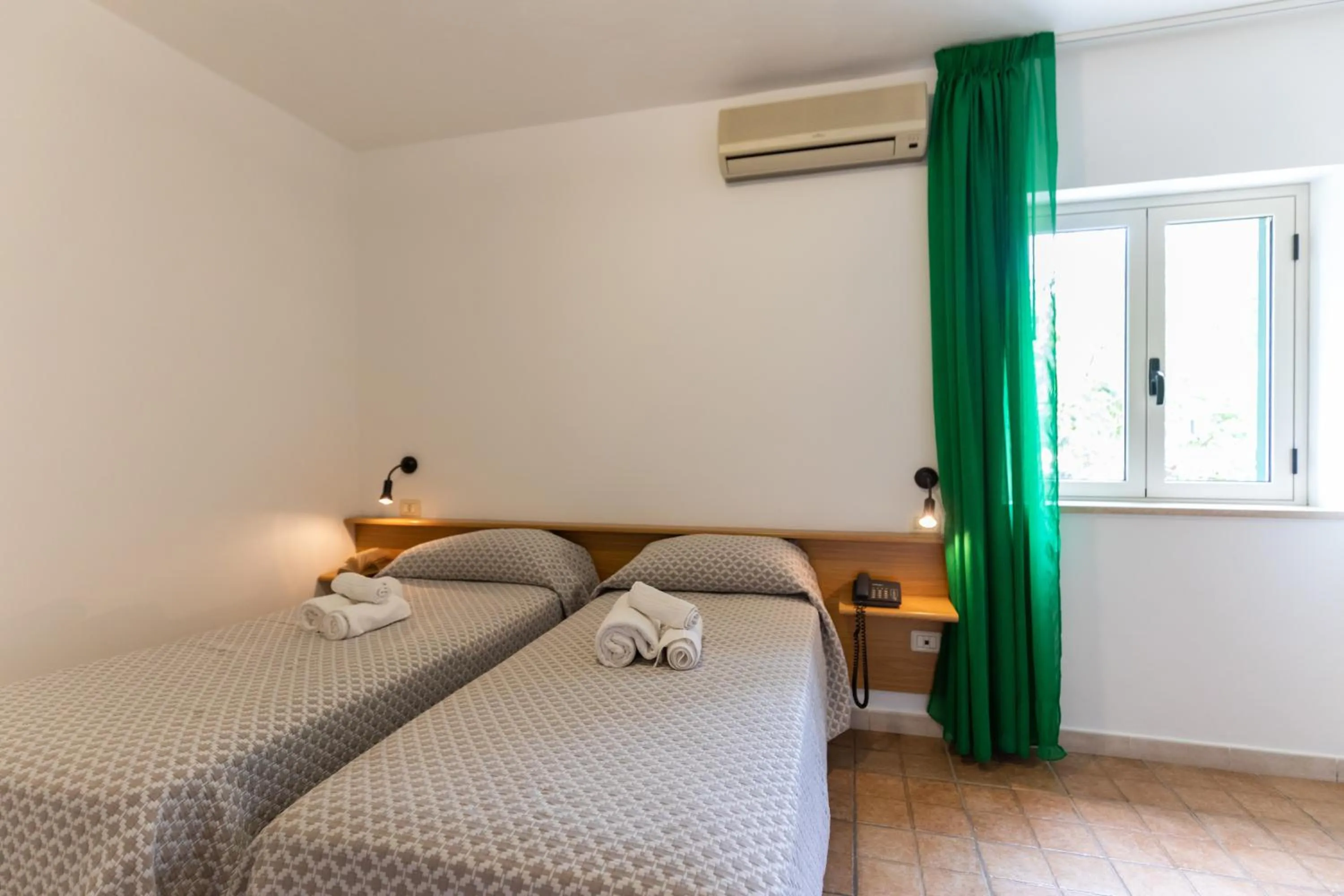 Bed in Hotel MARINELLA parking wi-fi spiaggia attrezzata