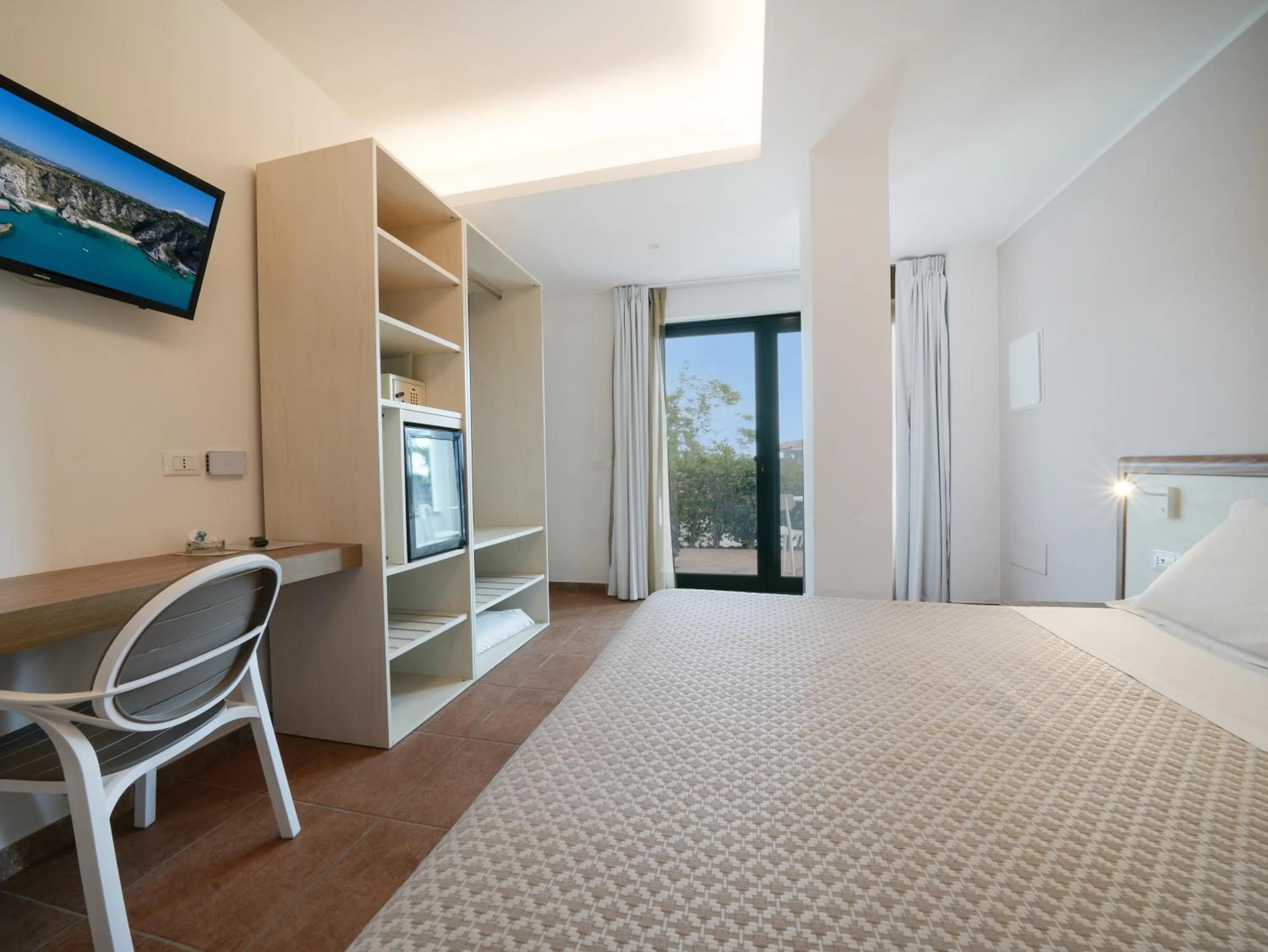 Bed in Hotel MARINELLA parking wi-fi spiaggia attrezzata