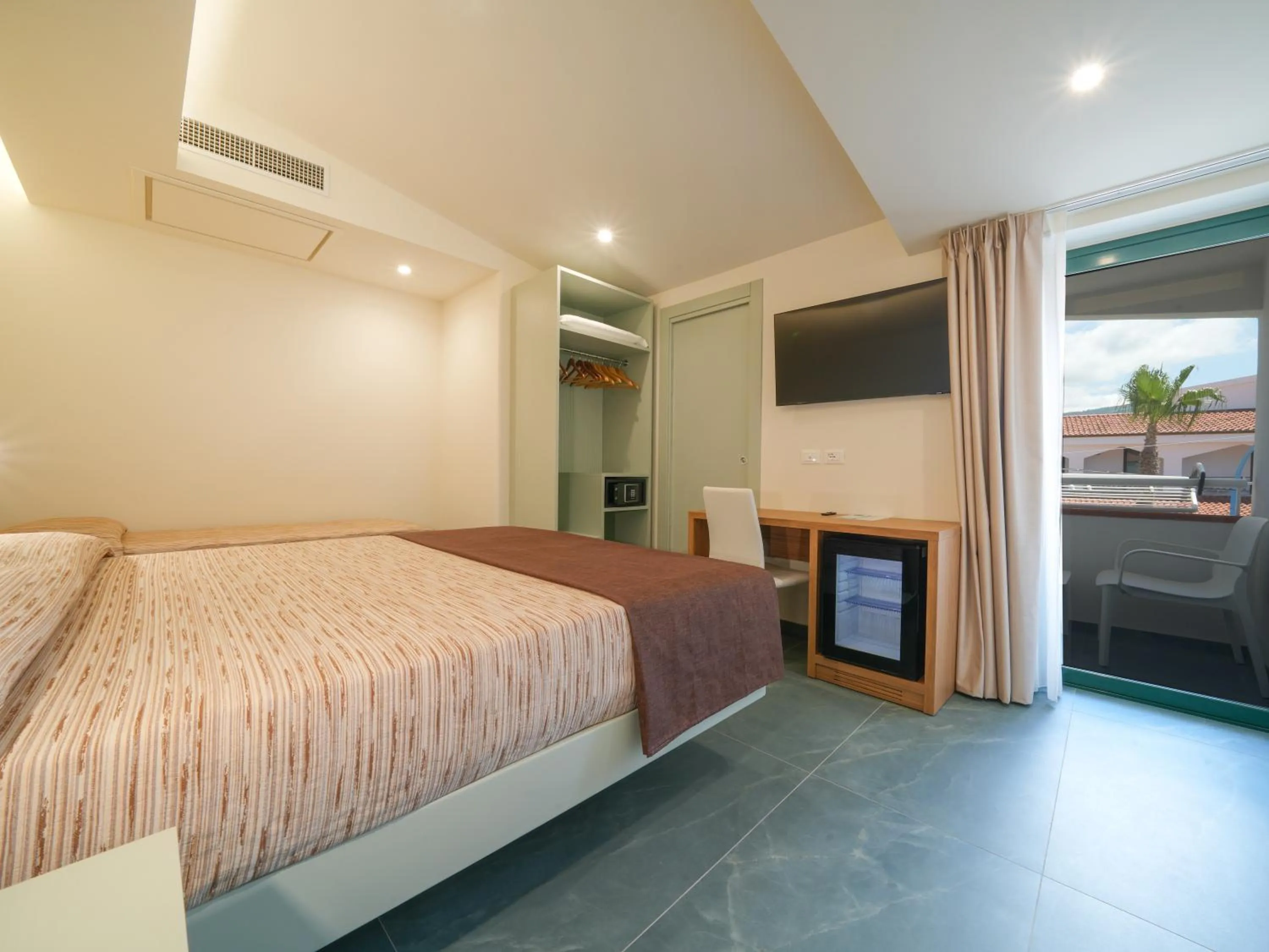 Bed in Hotel MARINELLA parking wi-fi spiaggia attrezzata