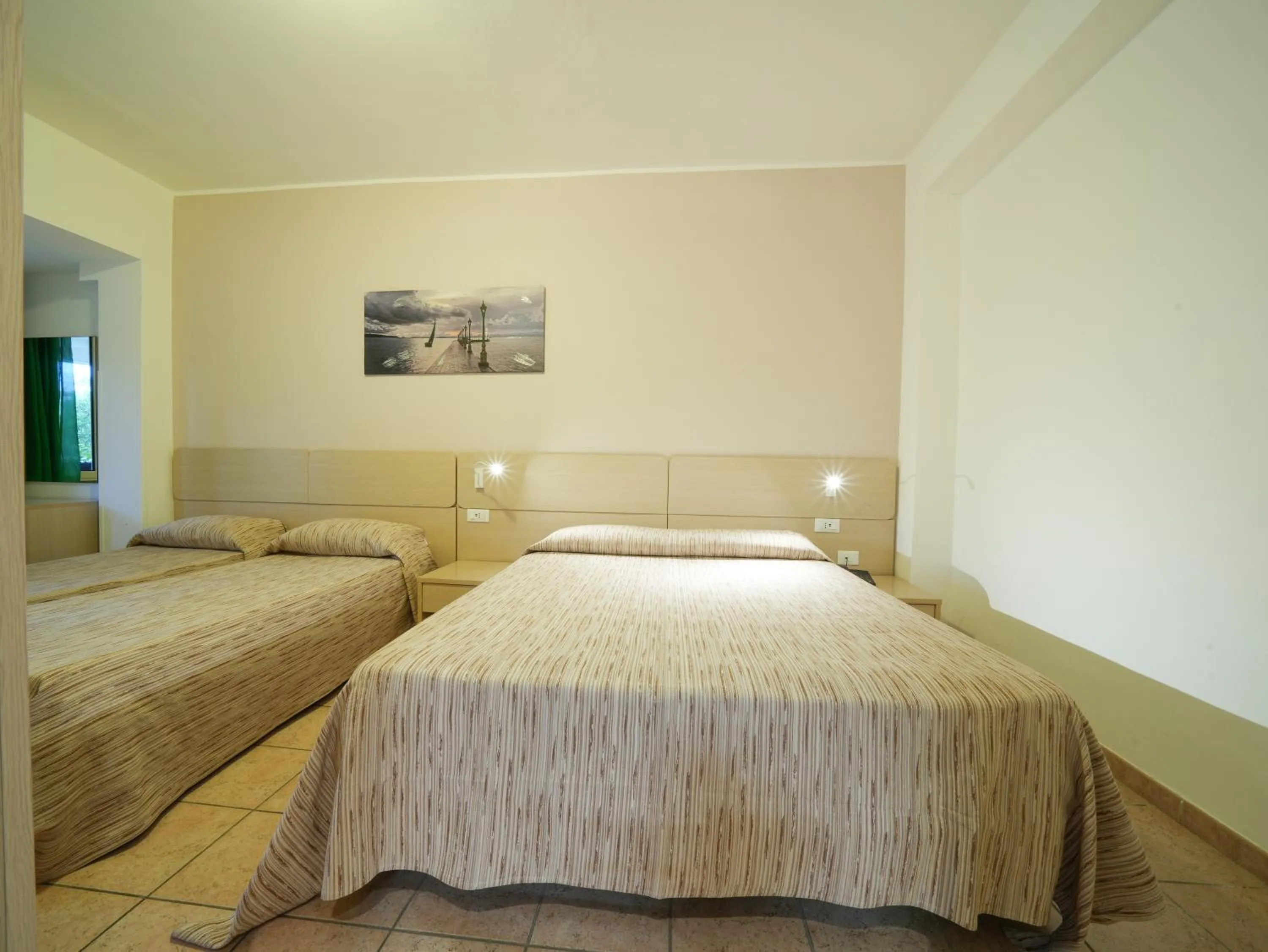 Bed in Hotel MARINELLA parking wi-fi spiaggia attrezzata