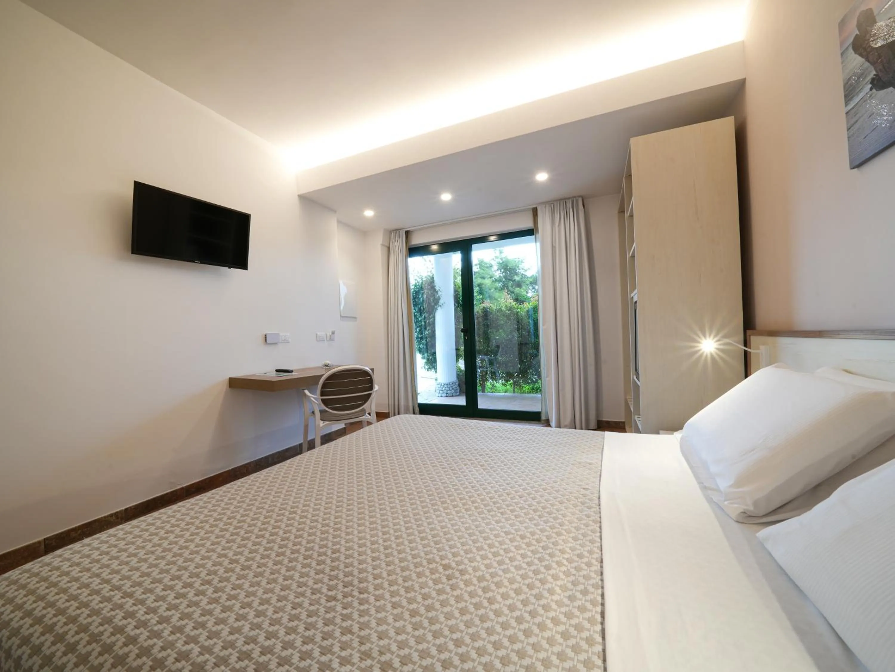 Bed in Hotel MARINELLA parking wi-fi spiaggia attrezzata