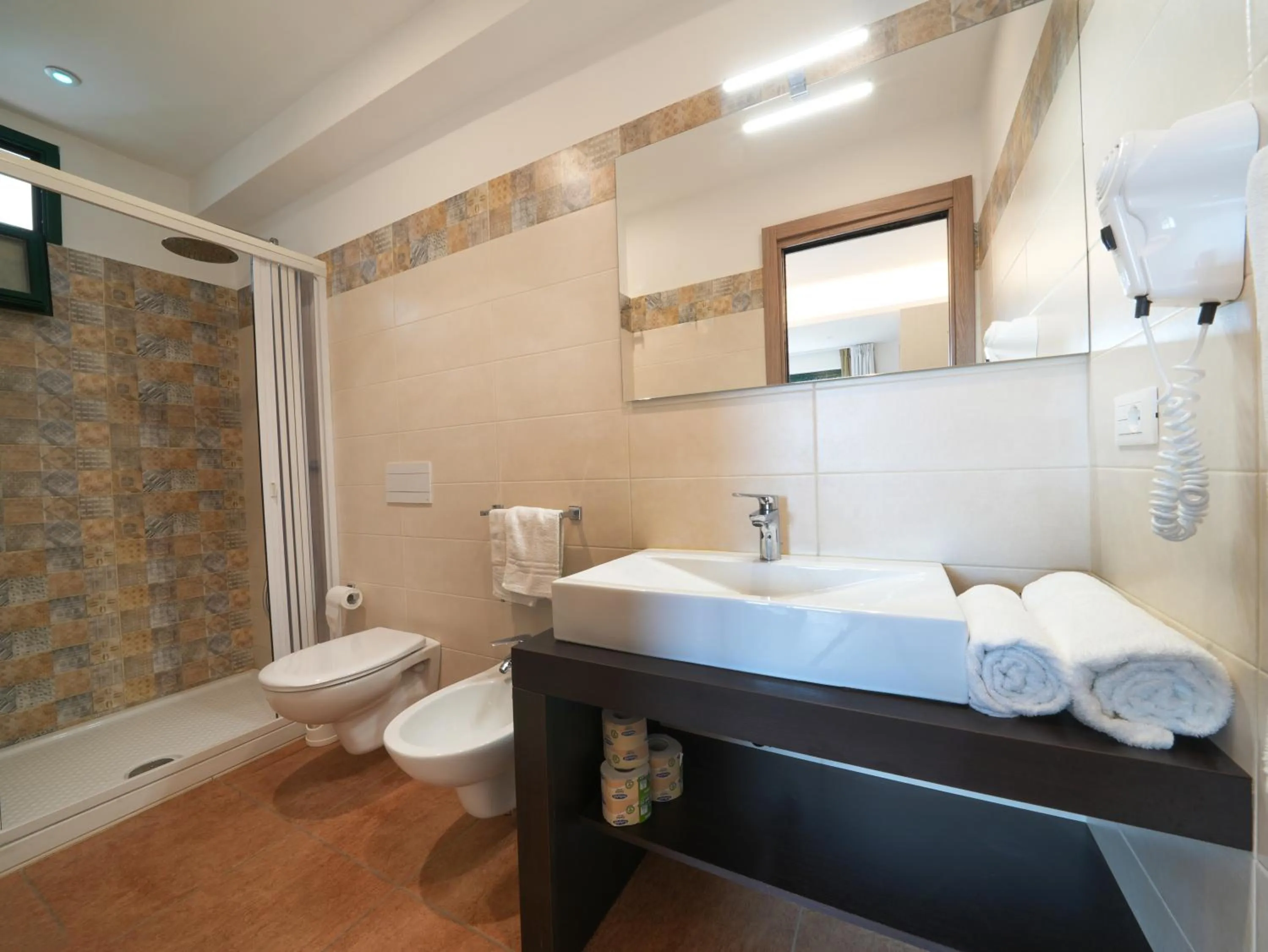 Hotel MARINELLA parking wi-fi spiaggia attrezzata