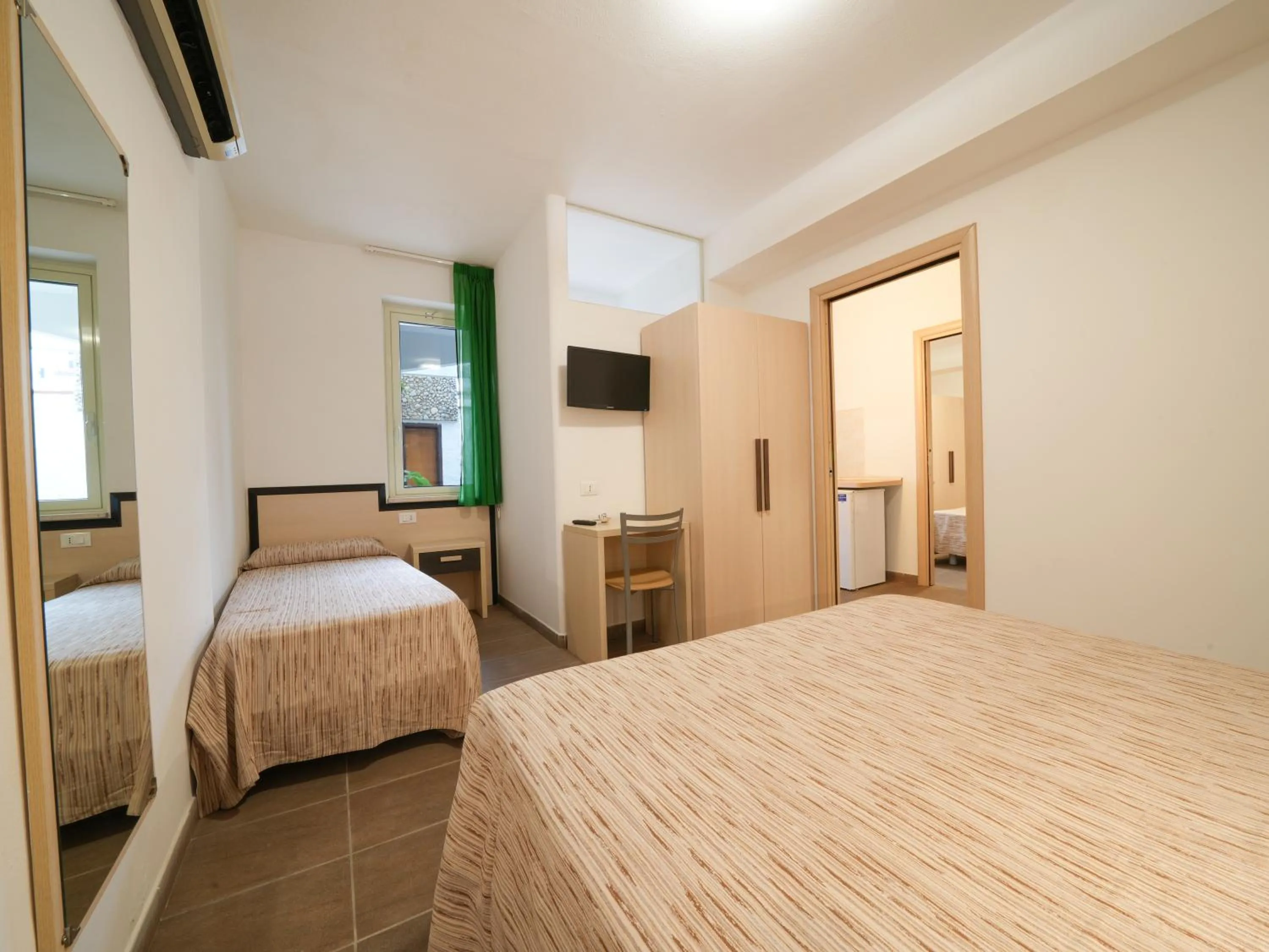 Bed in Hotel MARINELLA parking wi-fi spiaggia attrezzata