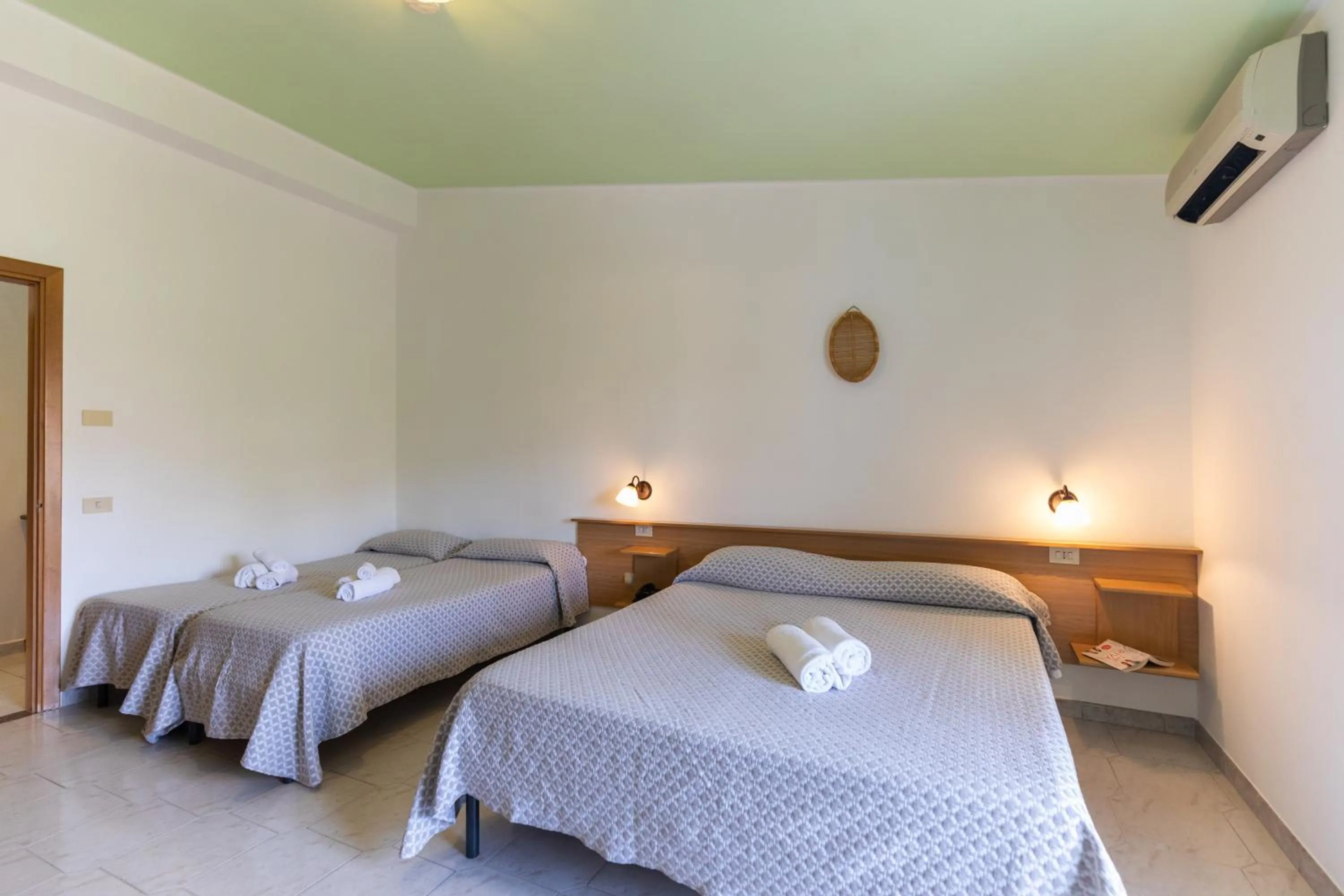 Bed in Hotel MARINELLA parking wi-fi spiaggia attrezzata