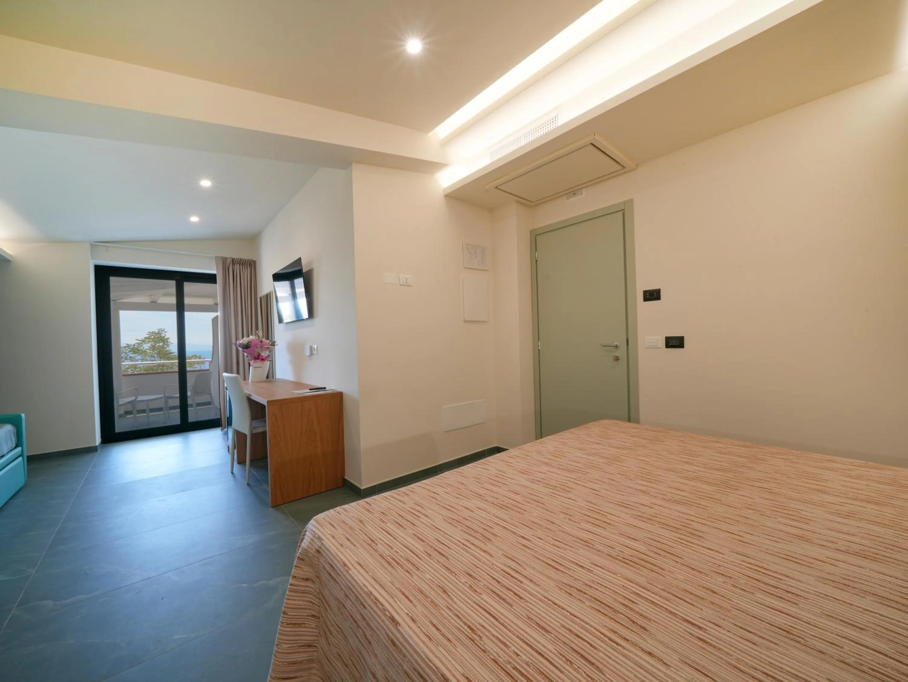 Bed in Hotel MARINELLA parking wi-fi spiaggia attrezzata