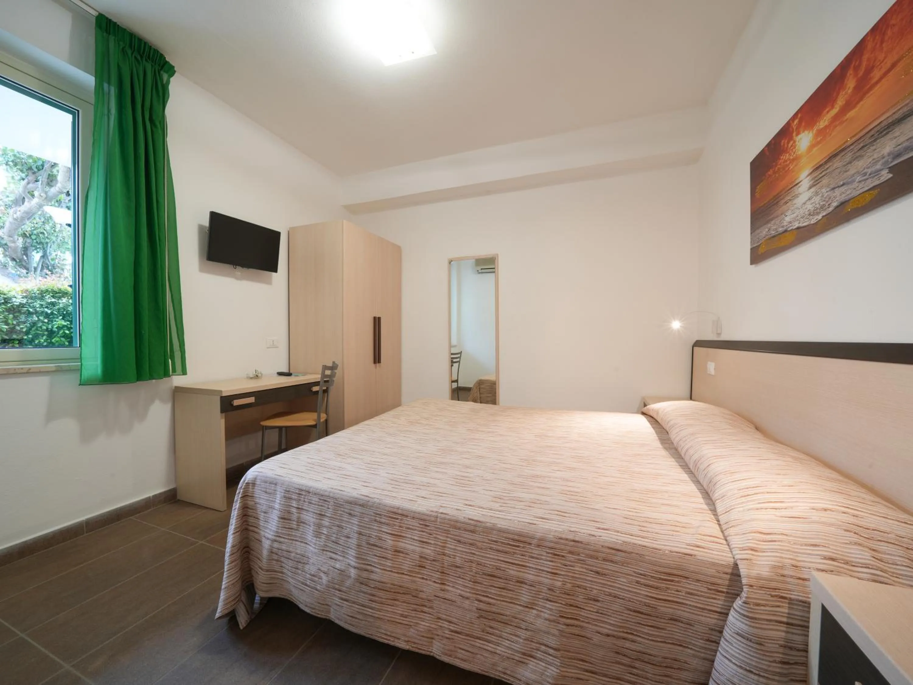 Bed in Hotel MARINELLA parking wi-fi spiaggia attrezzata