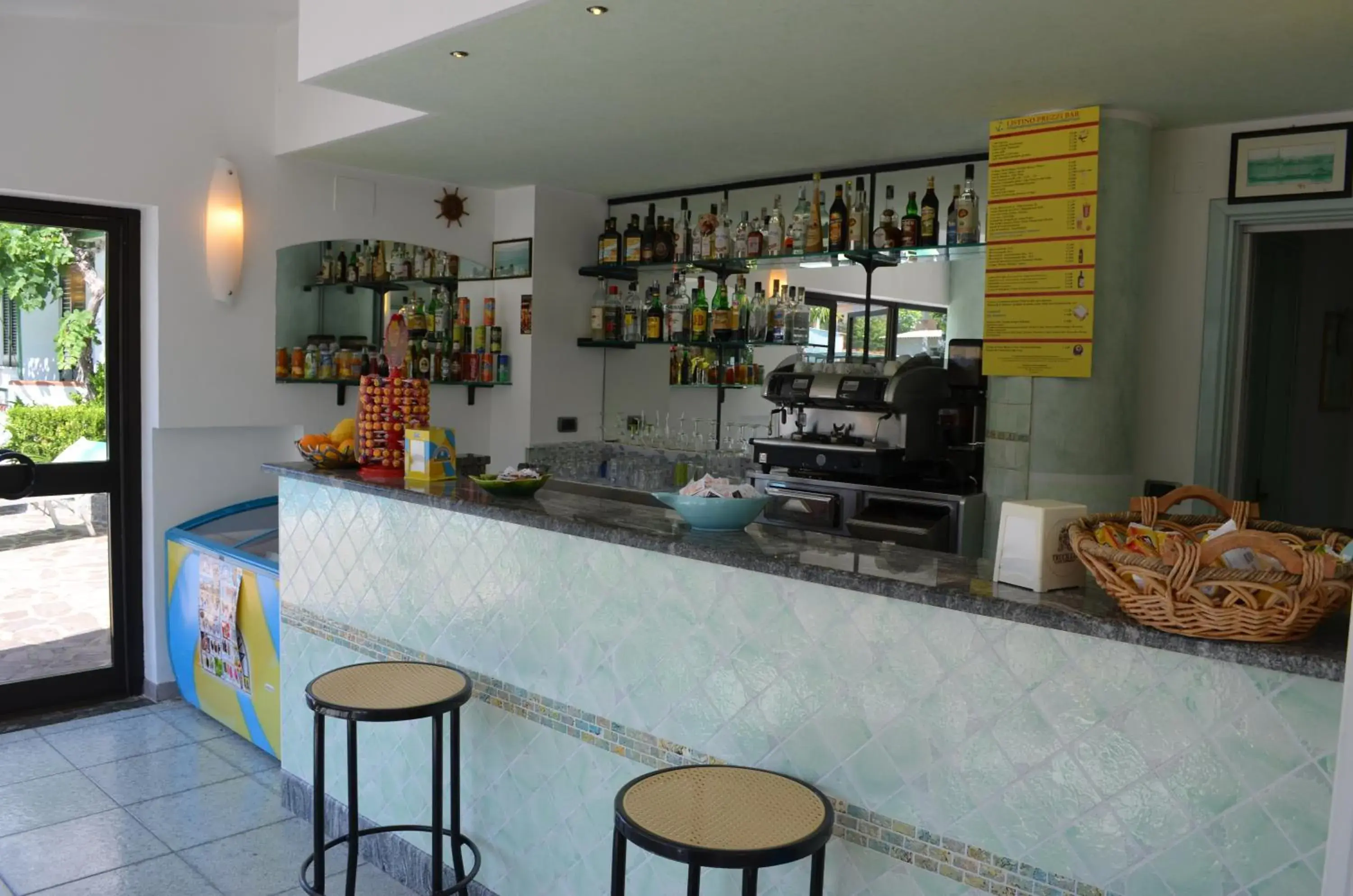 Lounge or bar in Hotel MARINELLA parking wi-fi spiaggia attrezzata Lounge or bar in Hotel MARINELLA parking wi-fi spiaggia attrezzata