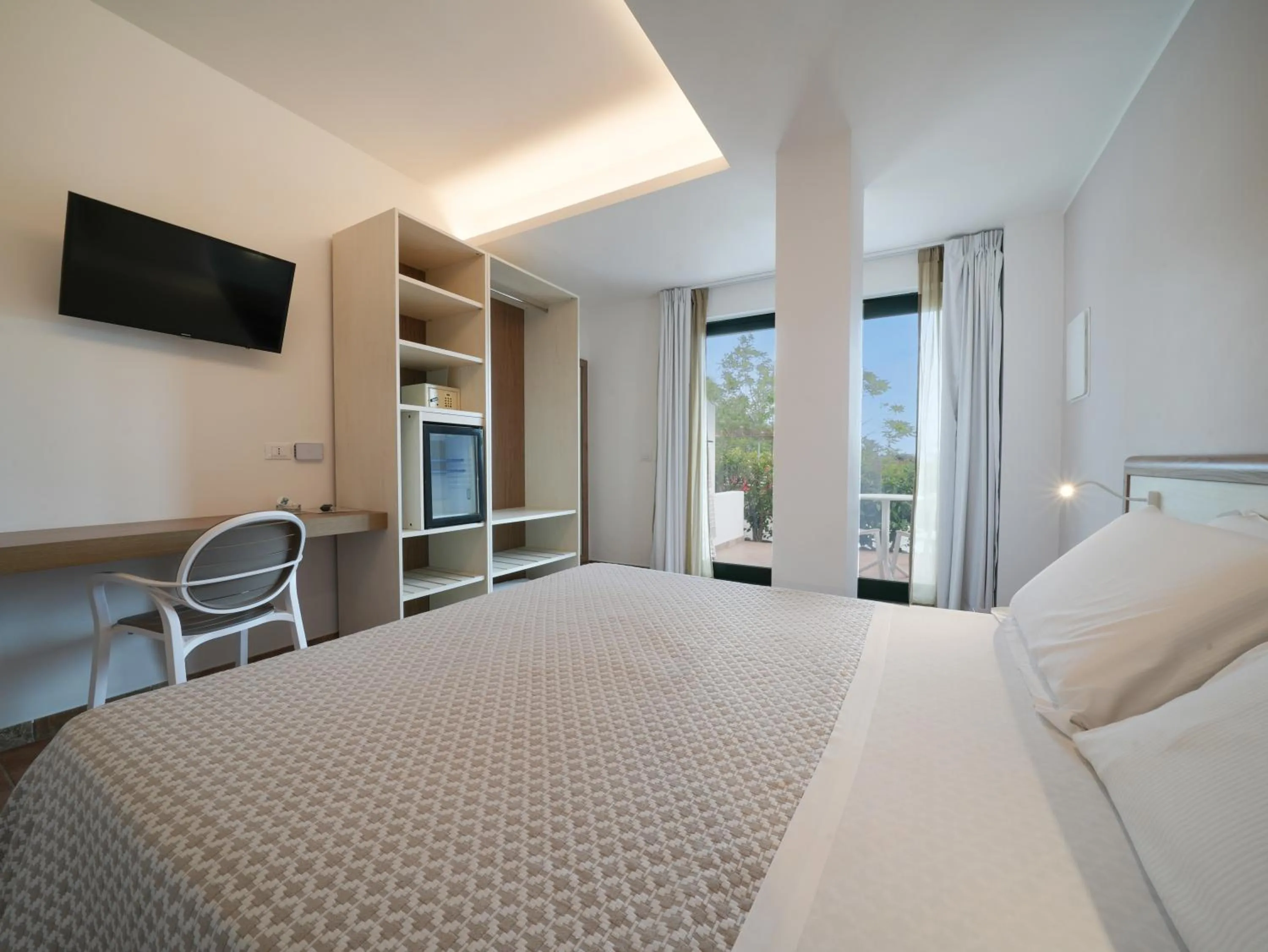 Bed in Hotel MARINELLA parking wi-fi spiaggia attrezzata