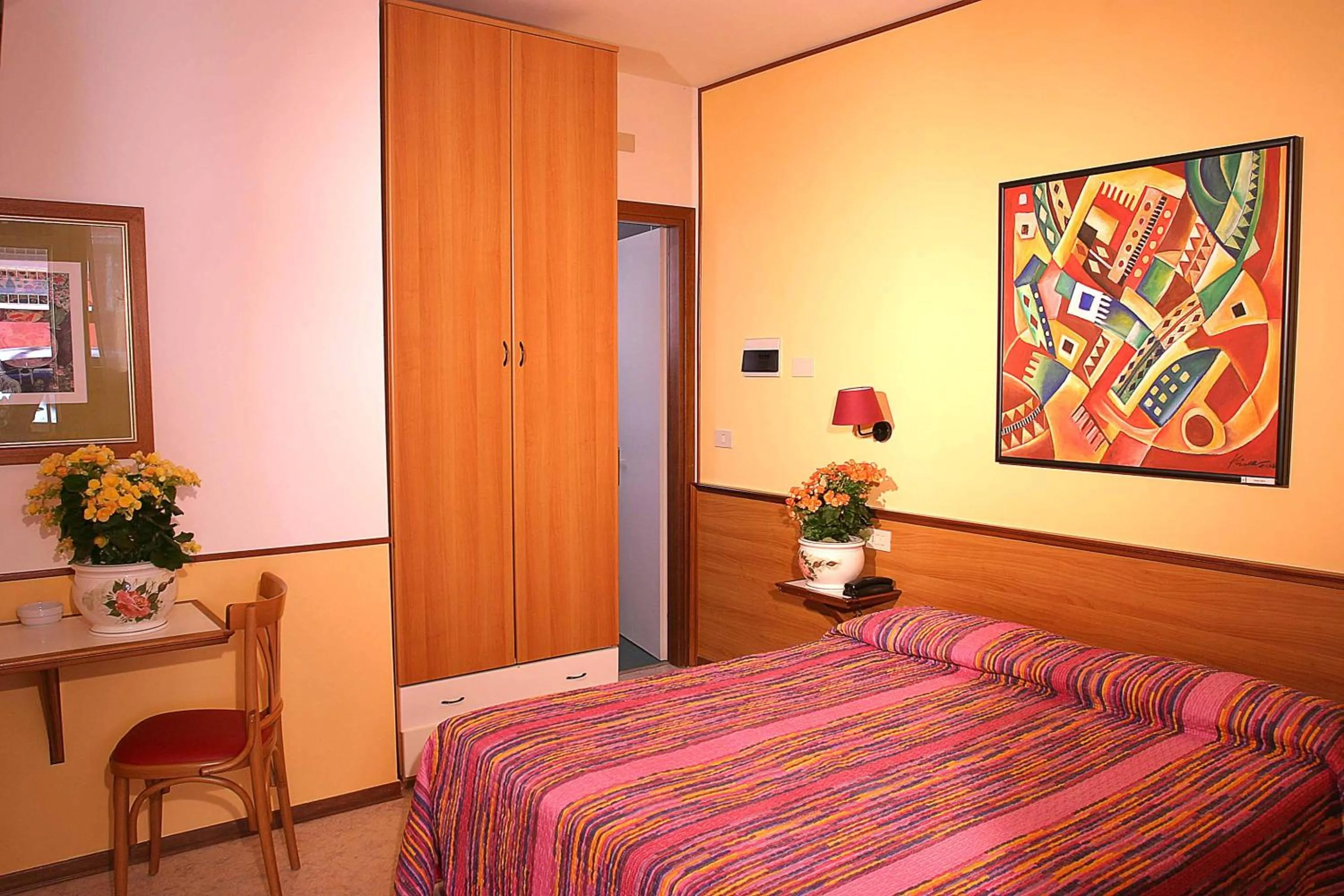 Photo of the whole room, Bed in Villa Romana