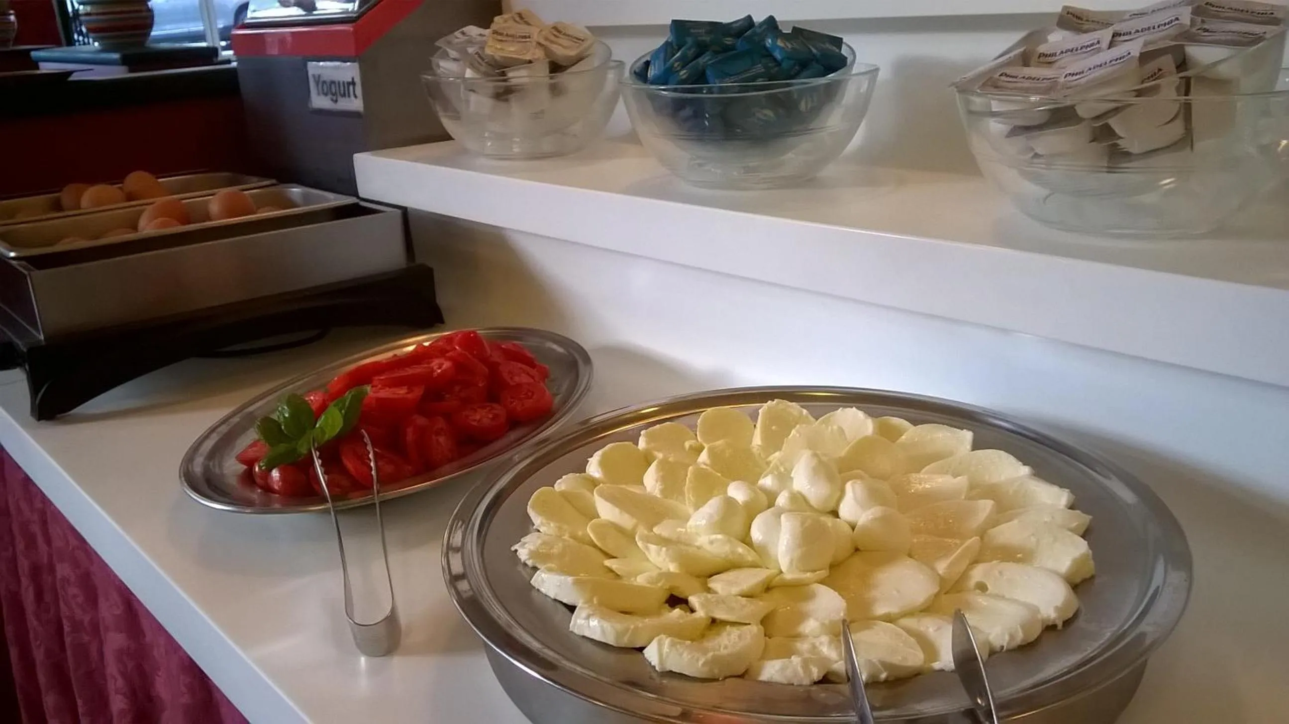 Buffet breakfast in Villa Romana