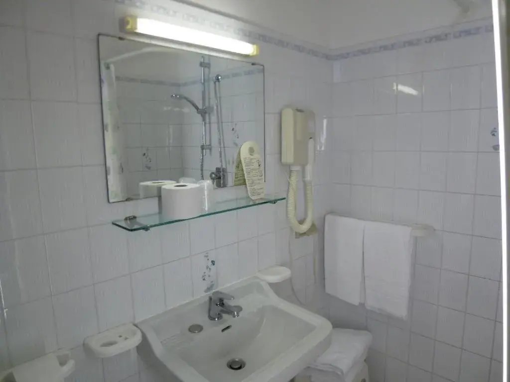 Bathroom in Hotel Trovatore