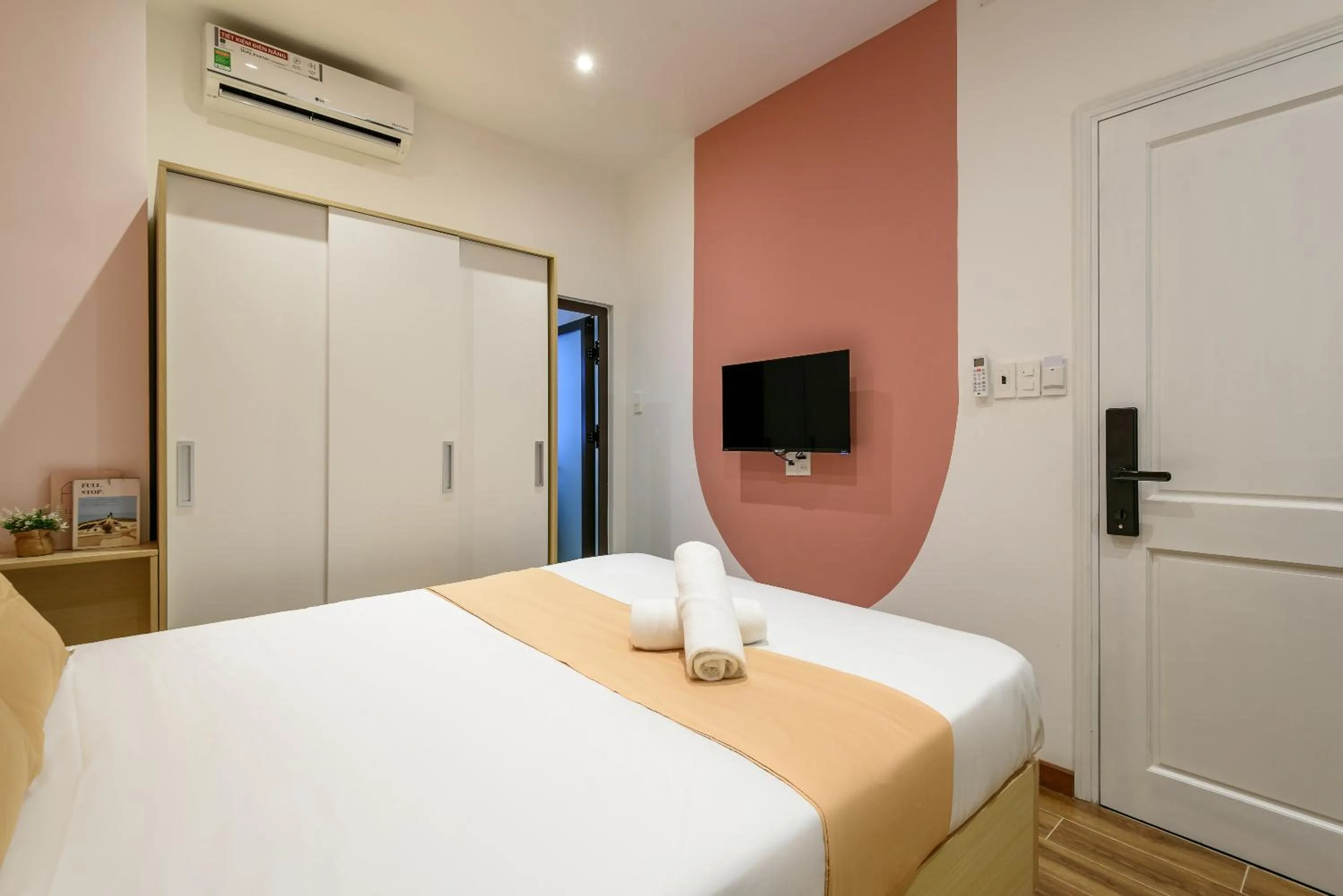 Photo of the whole room, Bed in Cozrum Homes - June Corner