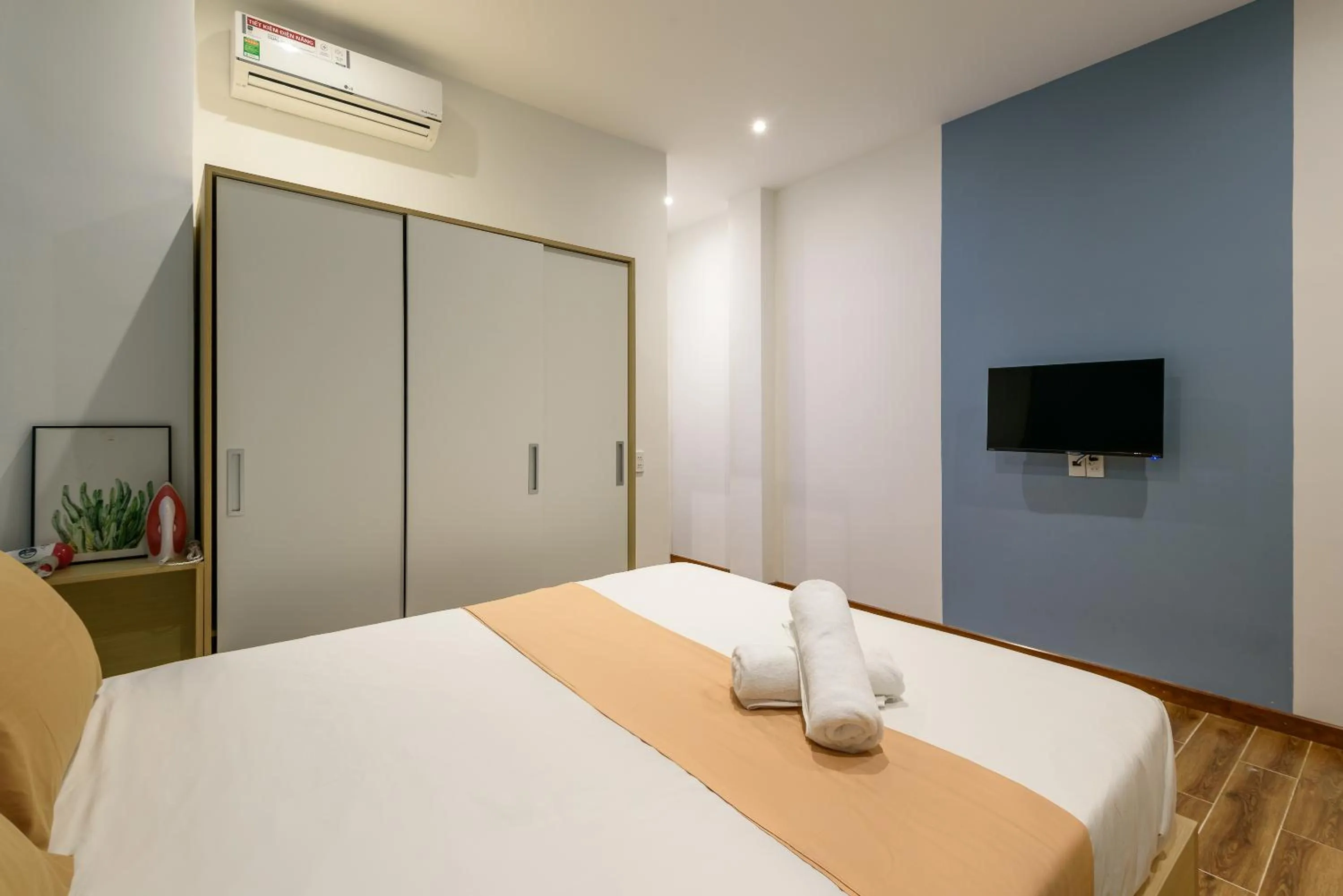 Photo of the whole room, Bed in Cozrum Homes - June Corner