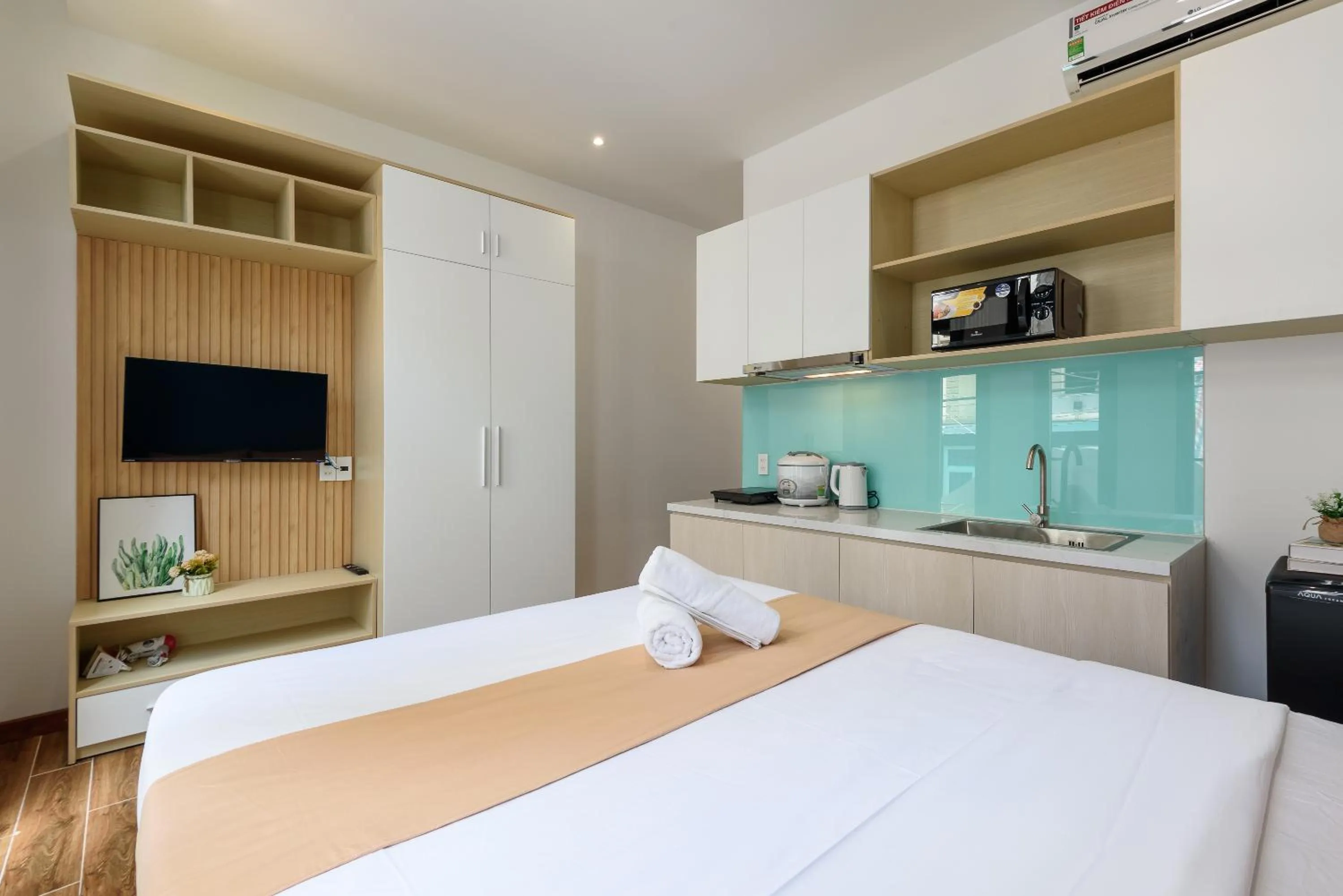 Photo of the whole room, Bed in Cozrum Homes - June Corner