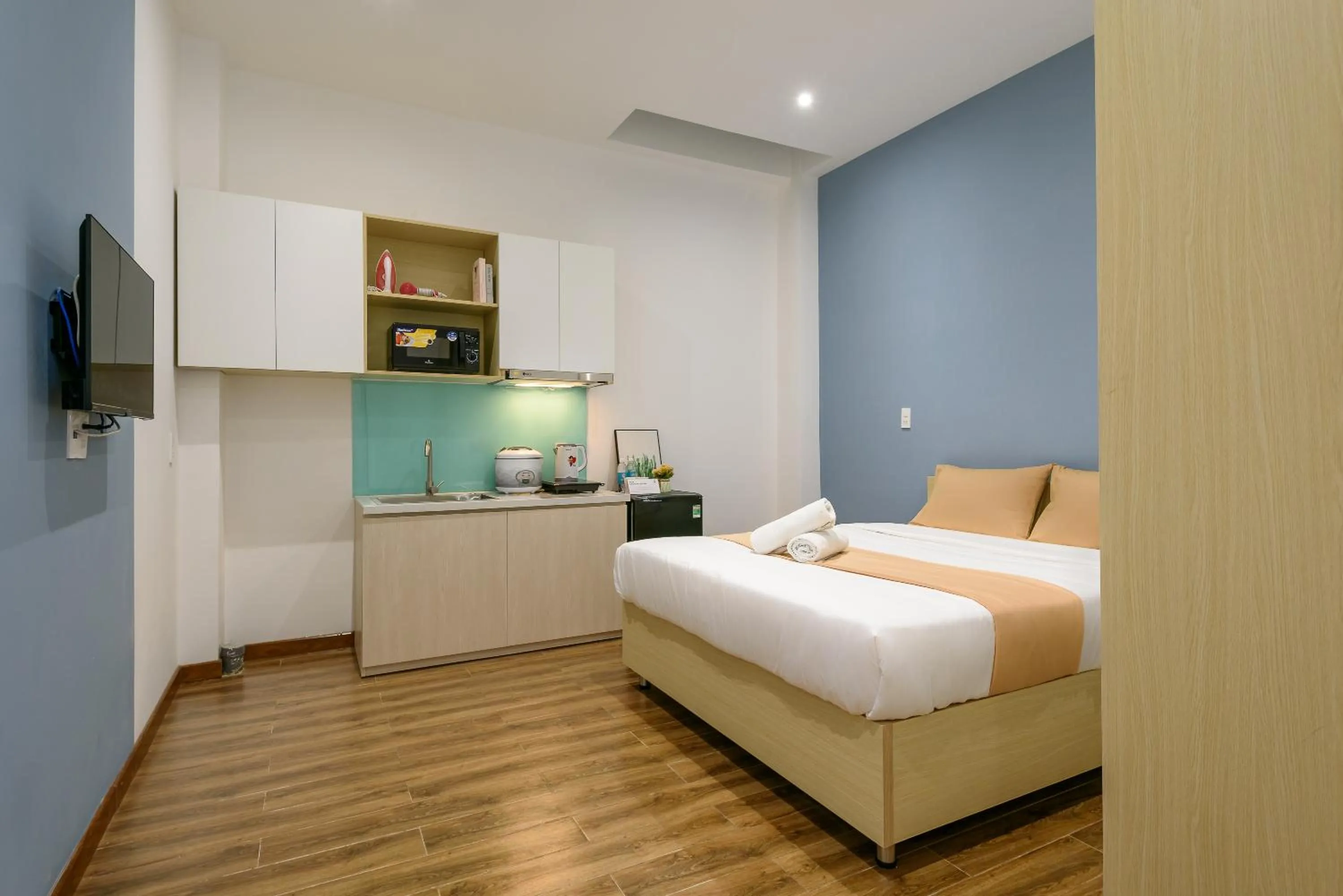 Photo of the whole room, Bed in Cozrum Homes - June Corner