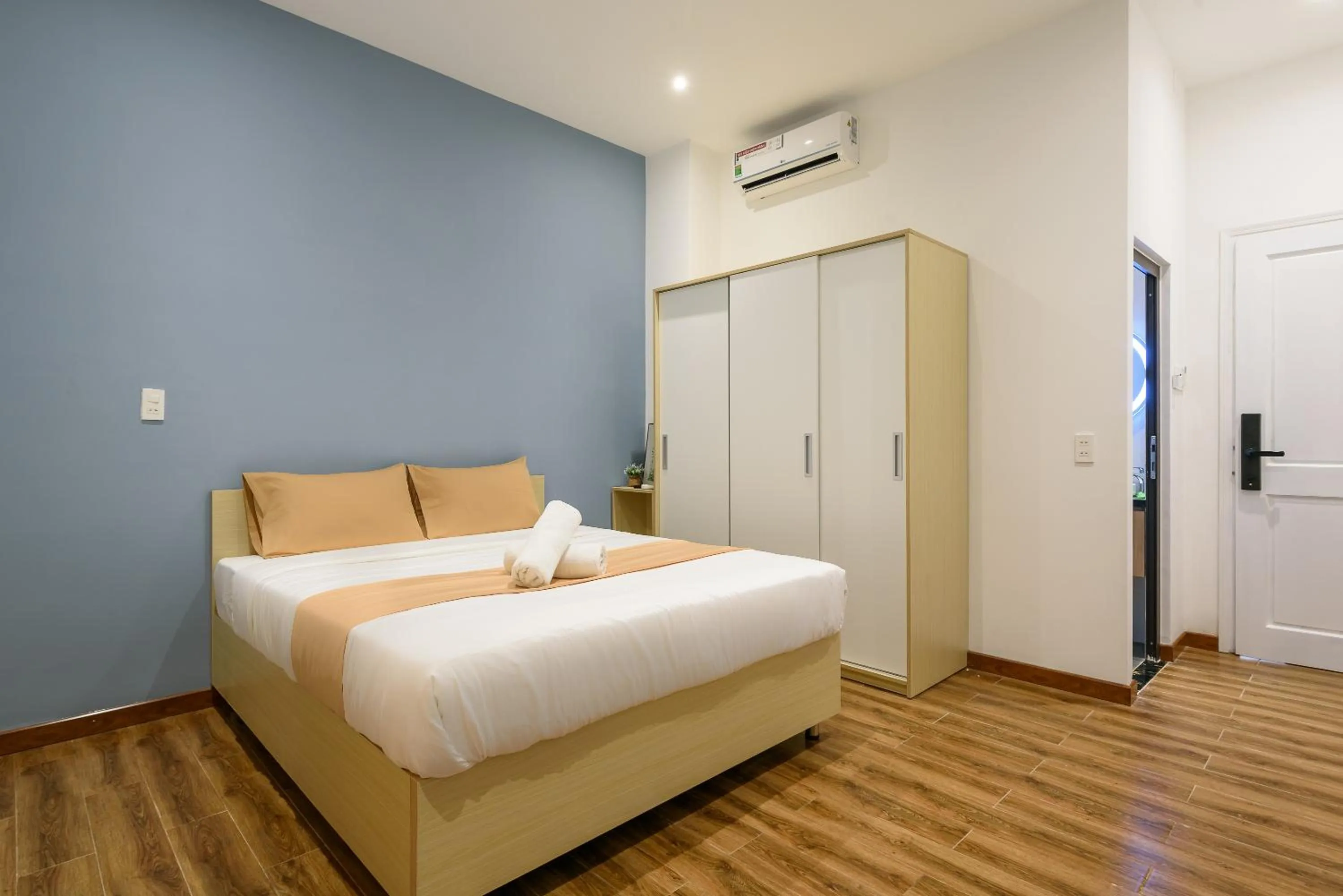 Photo of the whole room, Bed in Cozrum Homes - June Corner