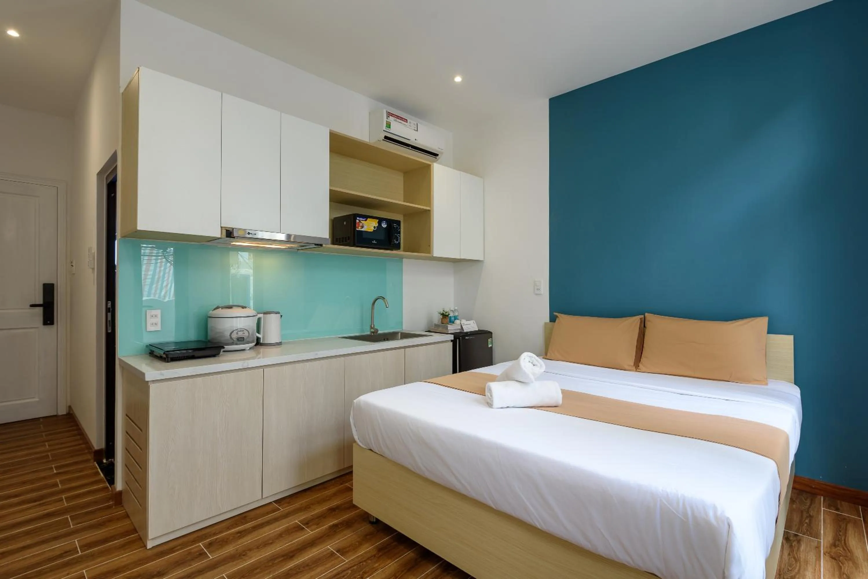 Kitchen or kitchenette, Bed in Cozrum Homes - June Corner