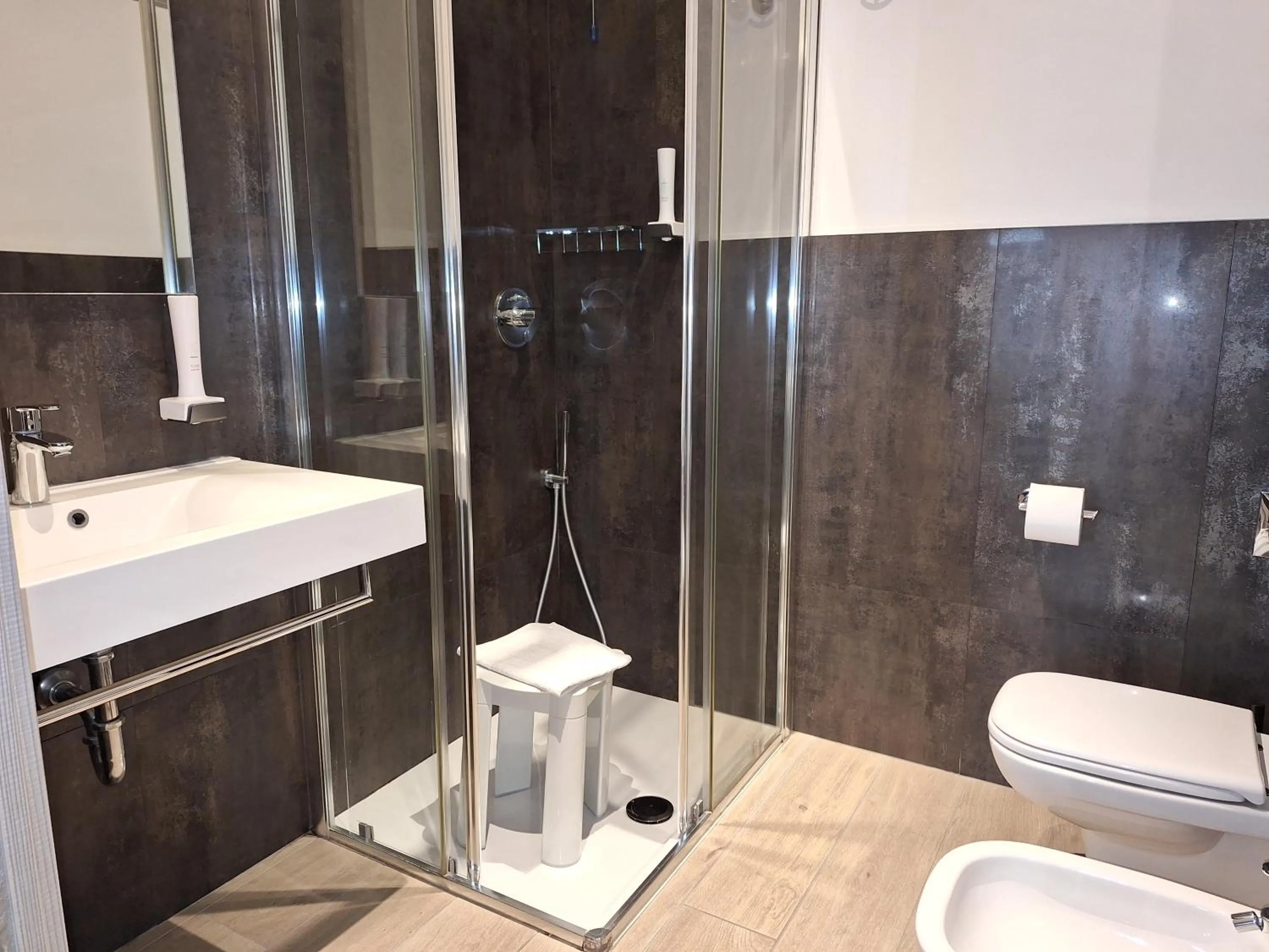 Toilet in Hotel Danieli La Castellana lago di Garda