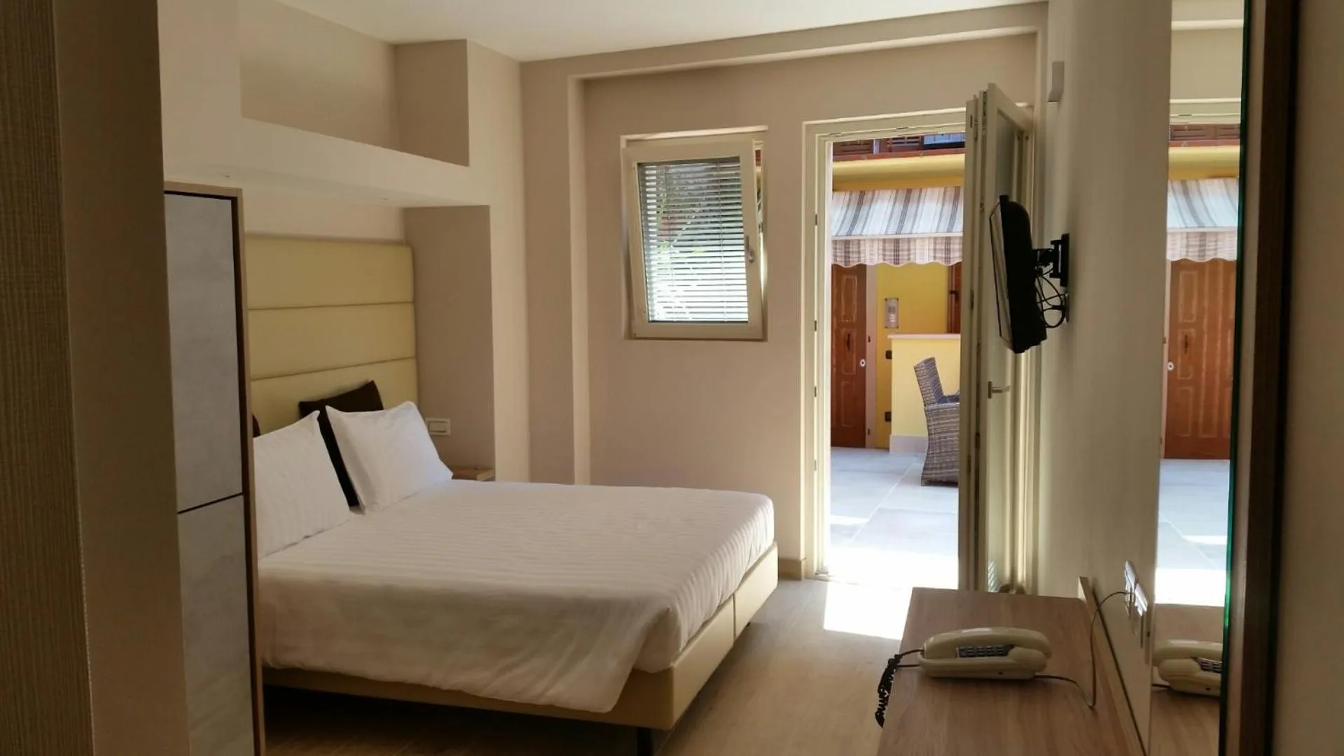 View (from property/room), Bed in Hotel Danieli La Castellana lago di Garda