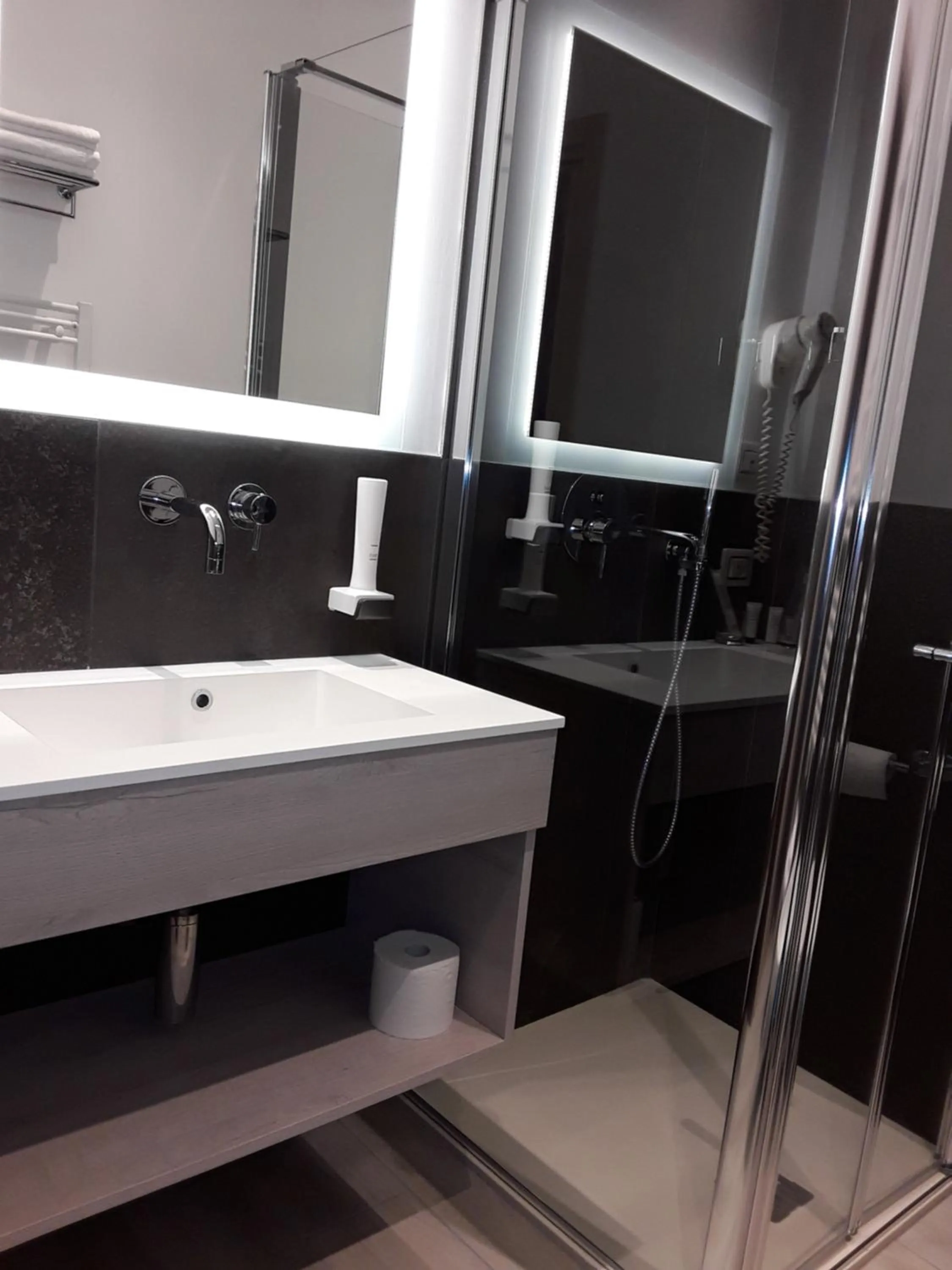 Shower in Hotel Danieli La Castellana lago di Garda