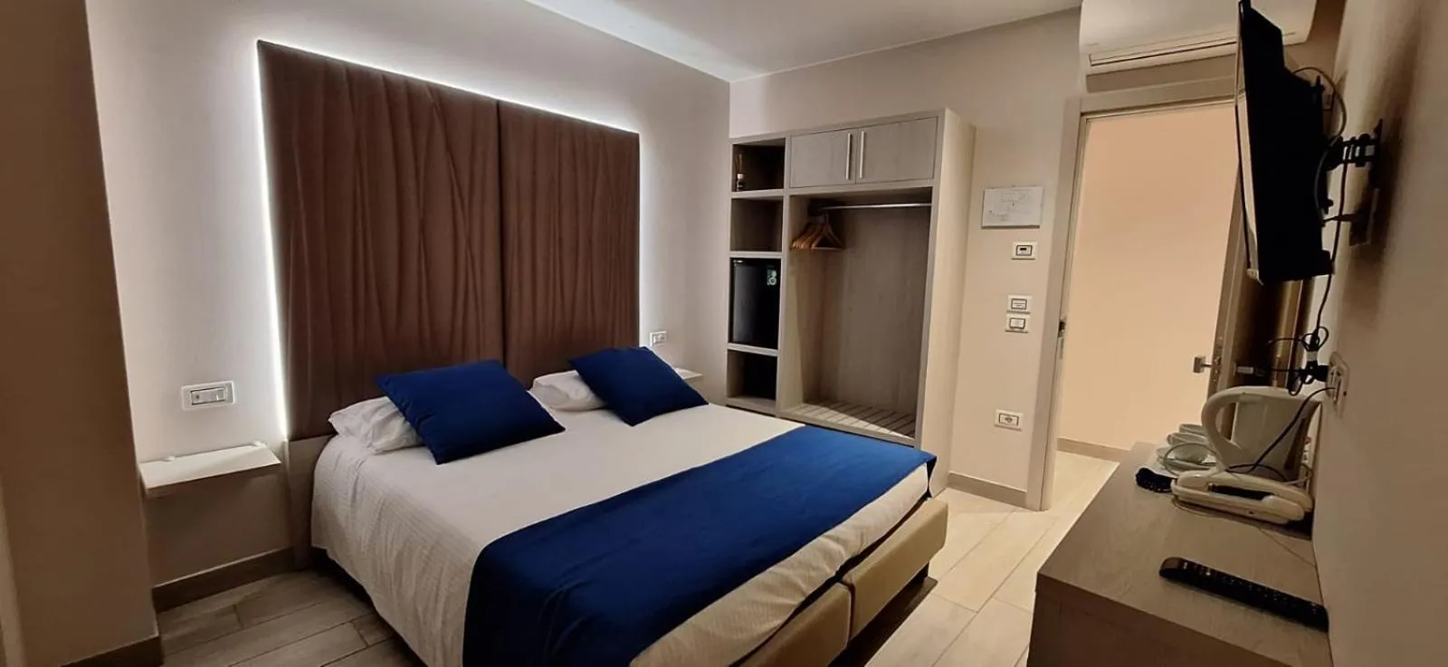 Bedroom, Bed in Hotel Danieli La Castellana lago di Garda