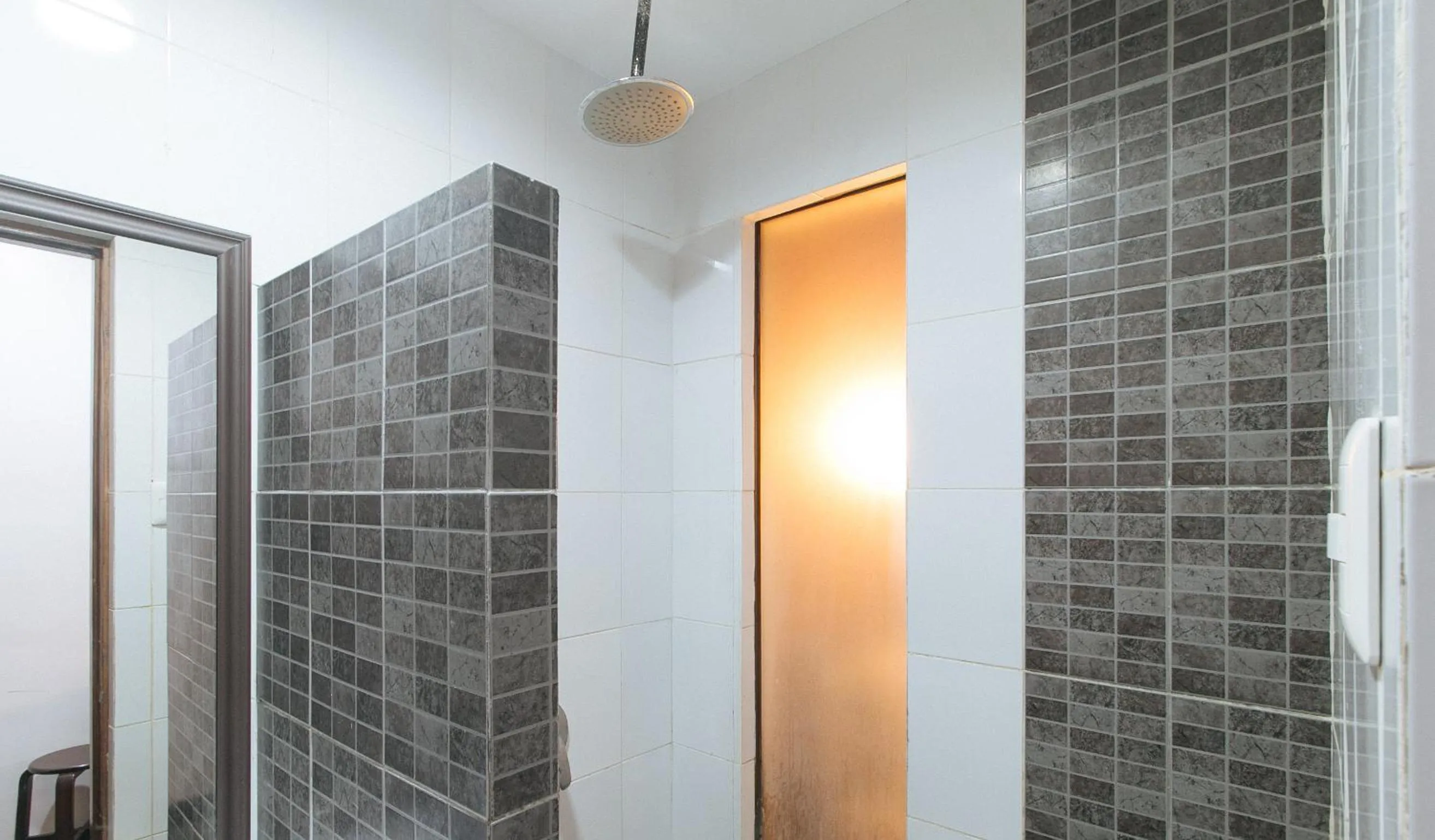 Shower in RedDoorz @ Express Inn Lapu Lapu