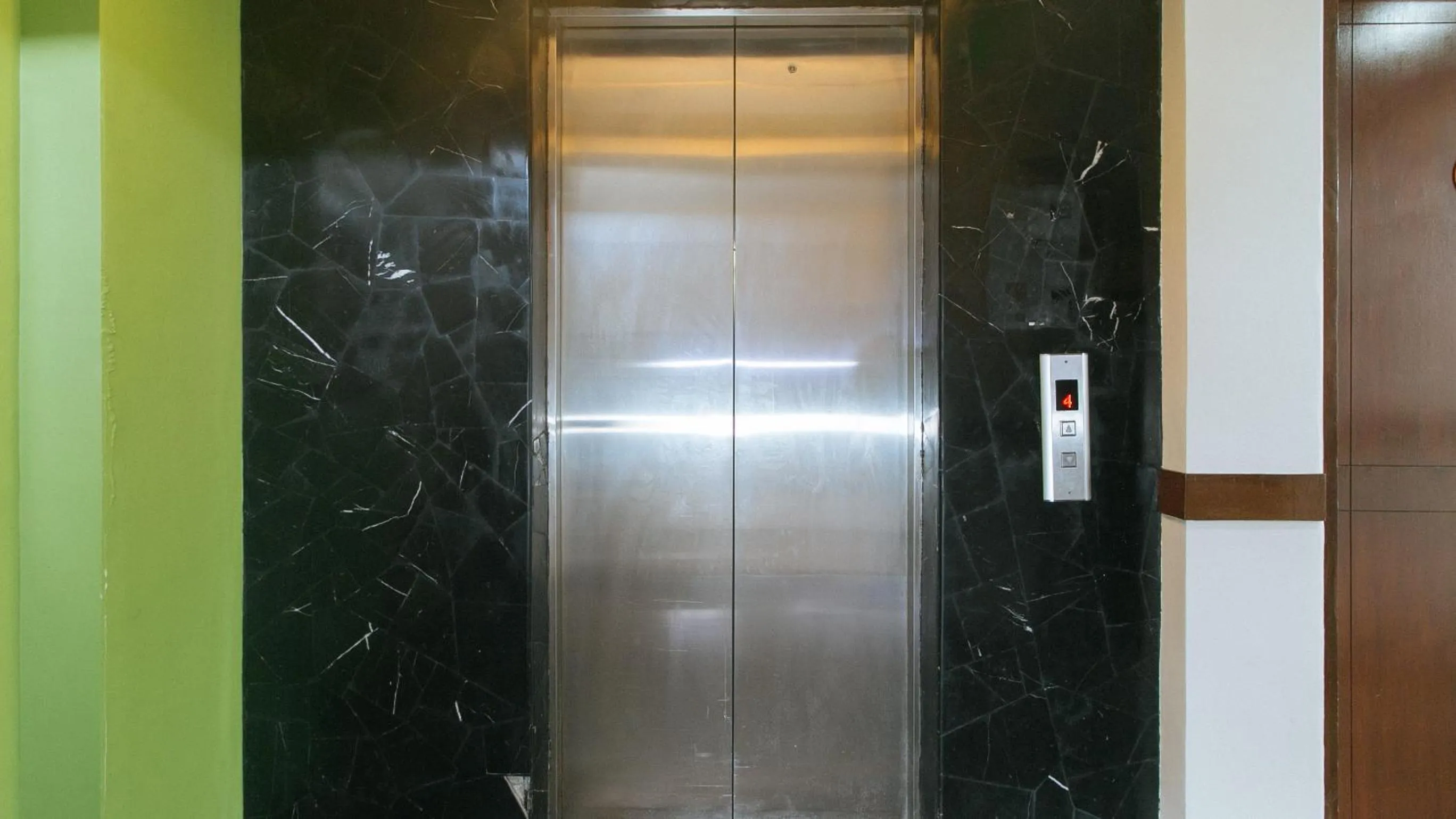 elevator in RedDoorz @ Express Inn Lapu Lapu