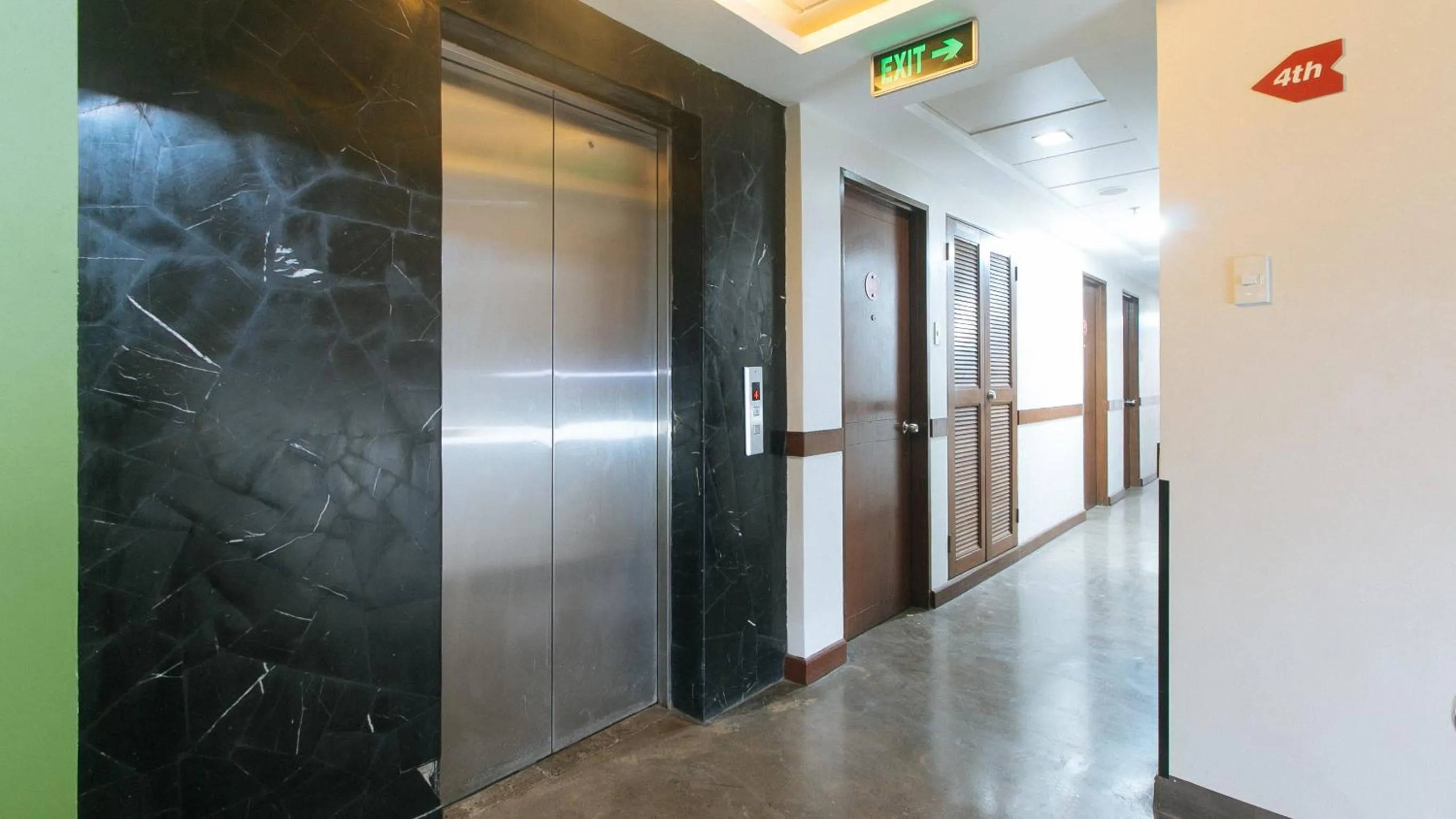 elevator in RedDoorz @ Express Inn Lapu Lapu