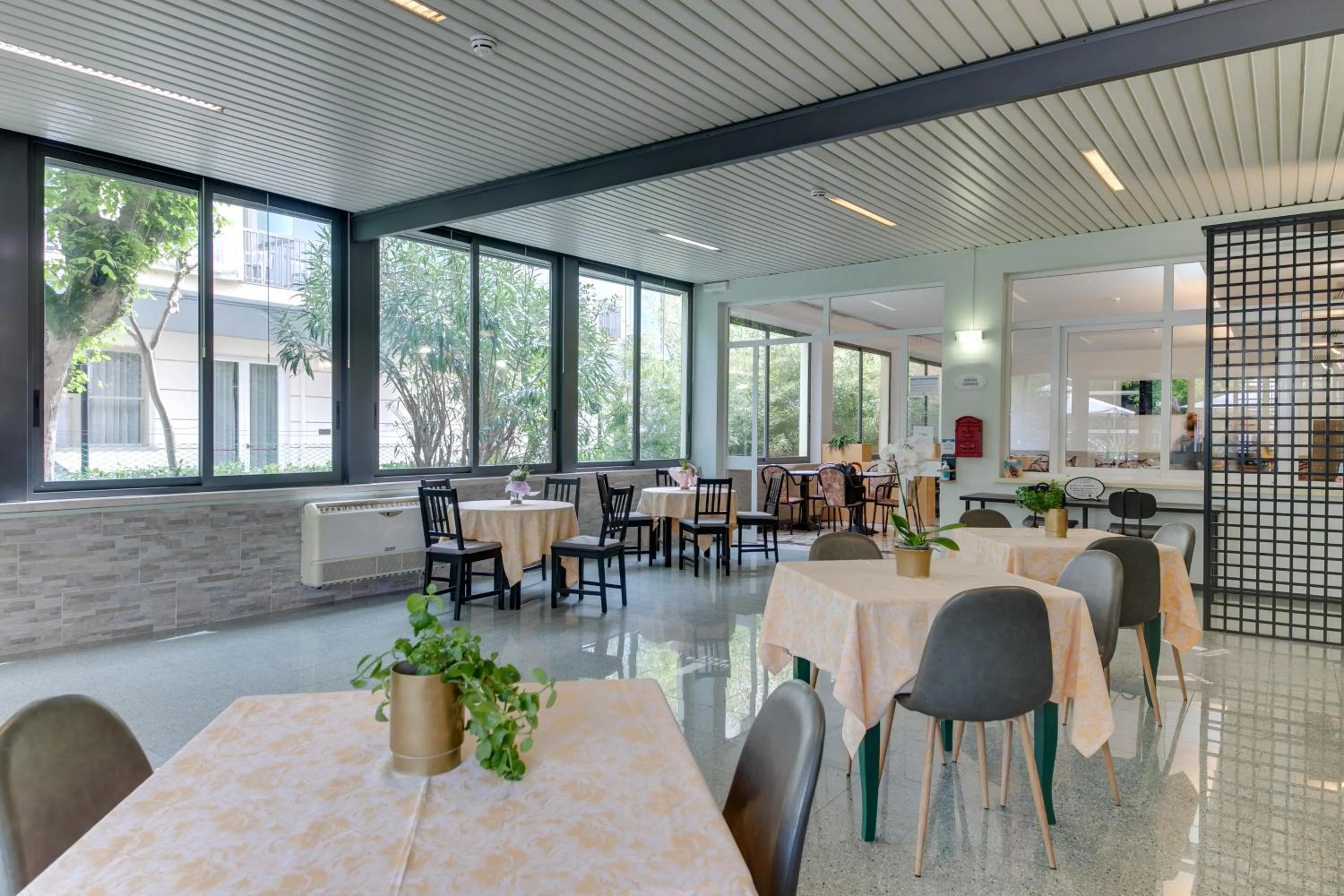 Restaurant/places to eat in Hotel Villa Merope