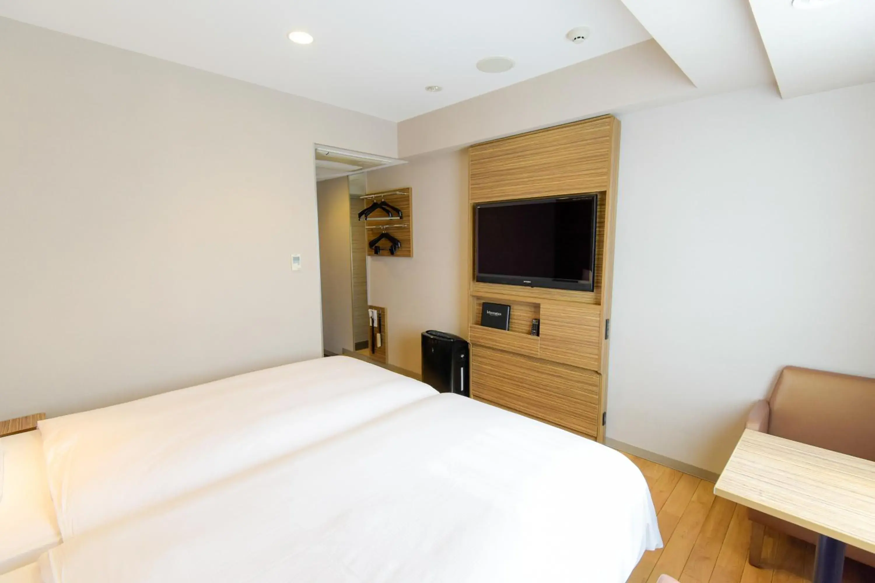 TV and multimedia, Bed in Via Inn Nagoya Shinkansen-guchi TV and multimedia, Bed in Via Inn Nagoya Shinkansen-guchi