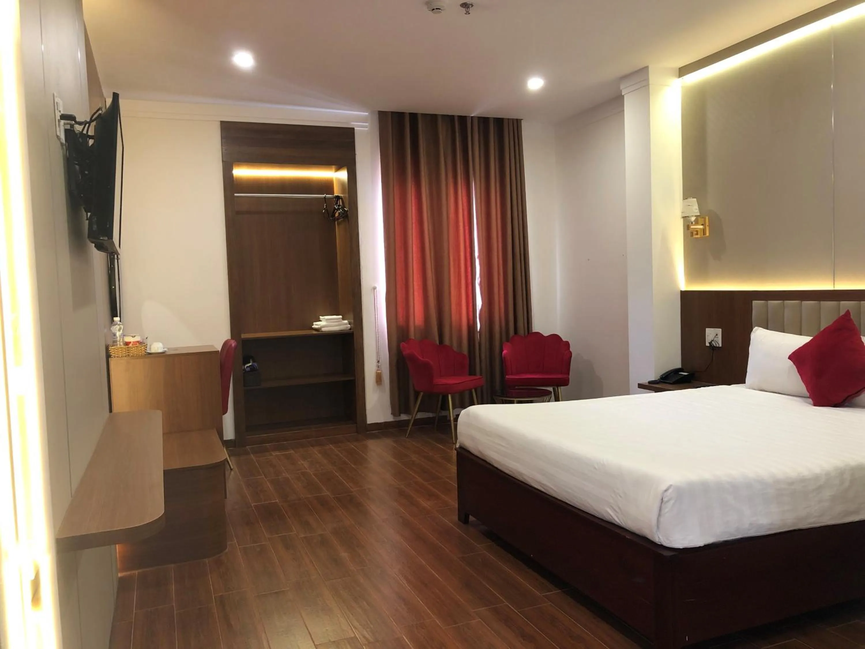 Living room, Bed in Le Centre Pleiku Hotel