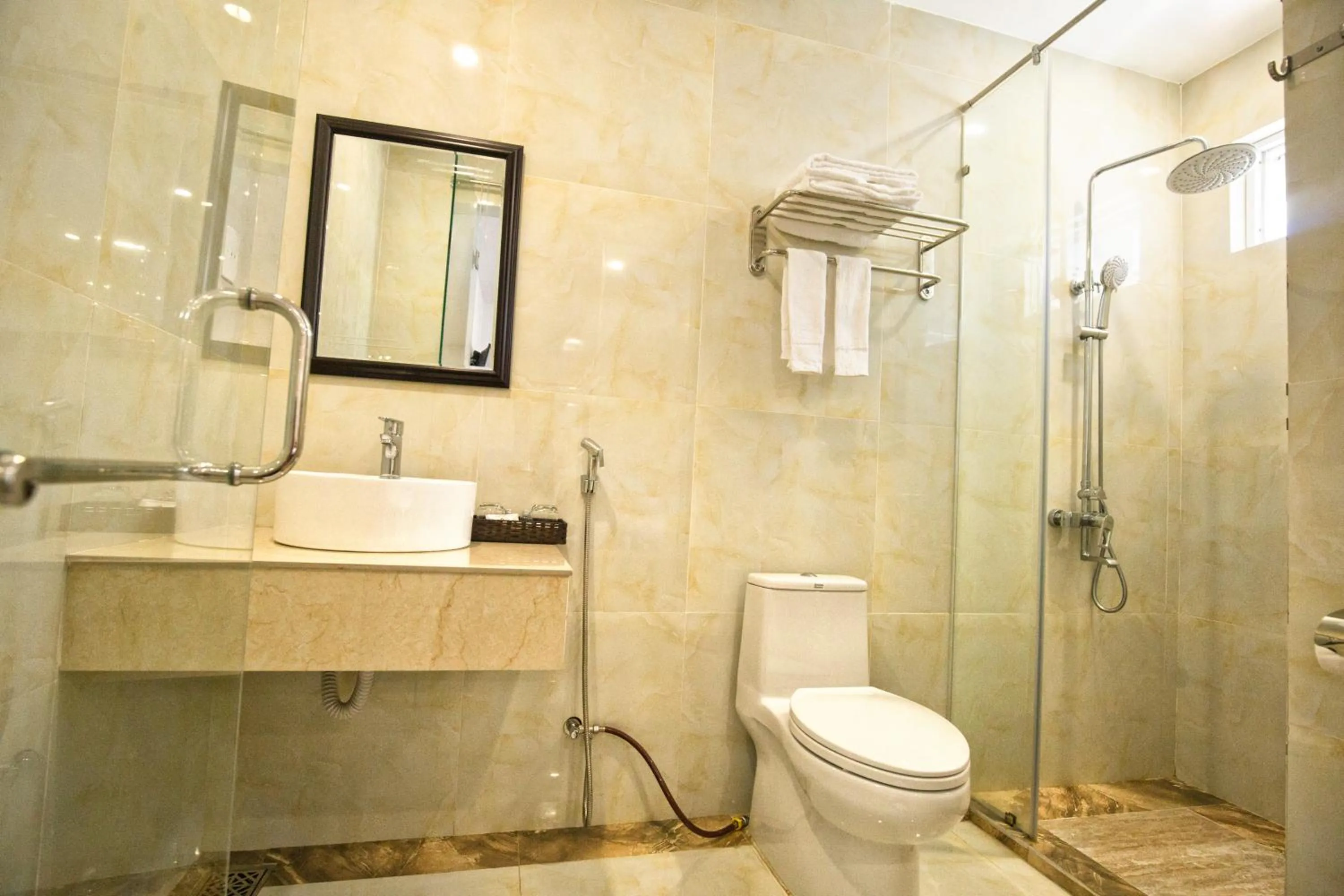 Bathroom in Le Centre Pleiku Hotel