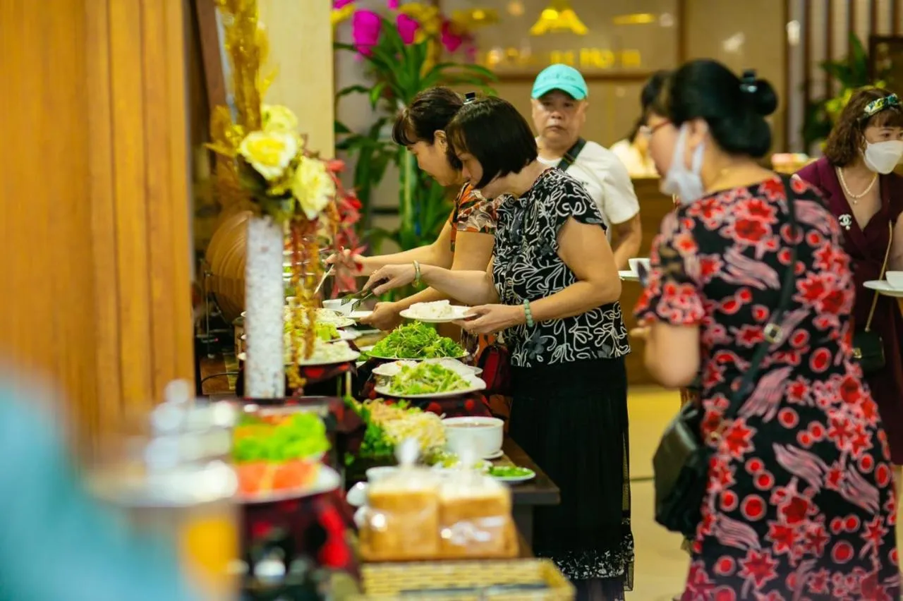 Food and drinks in Le Centre Pleiku Hotel