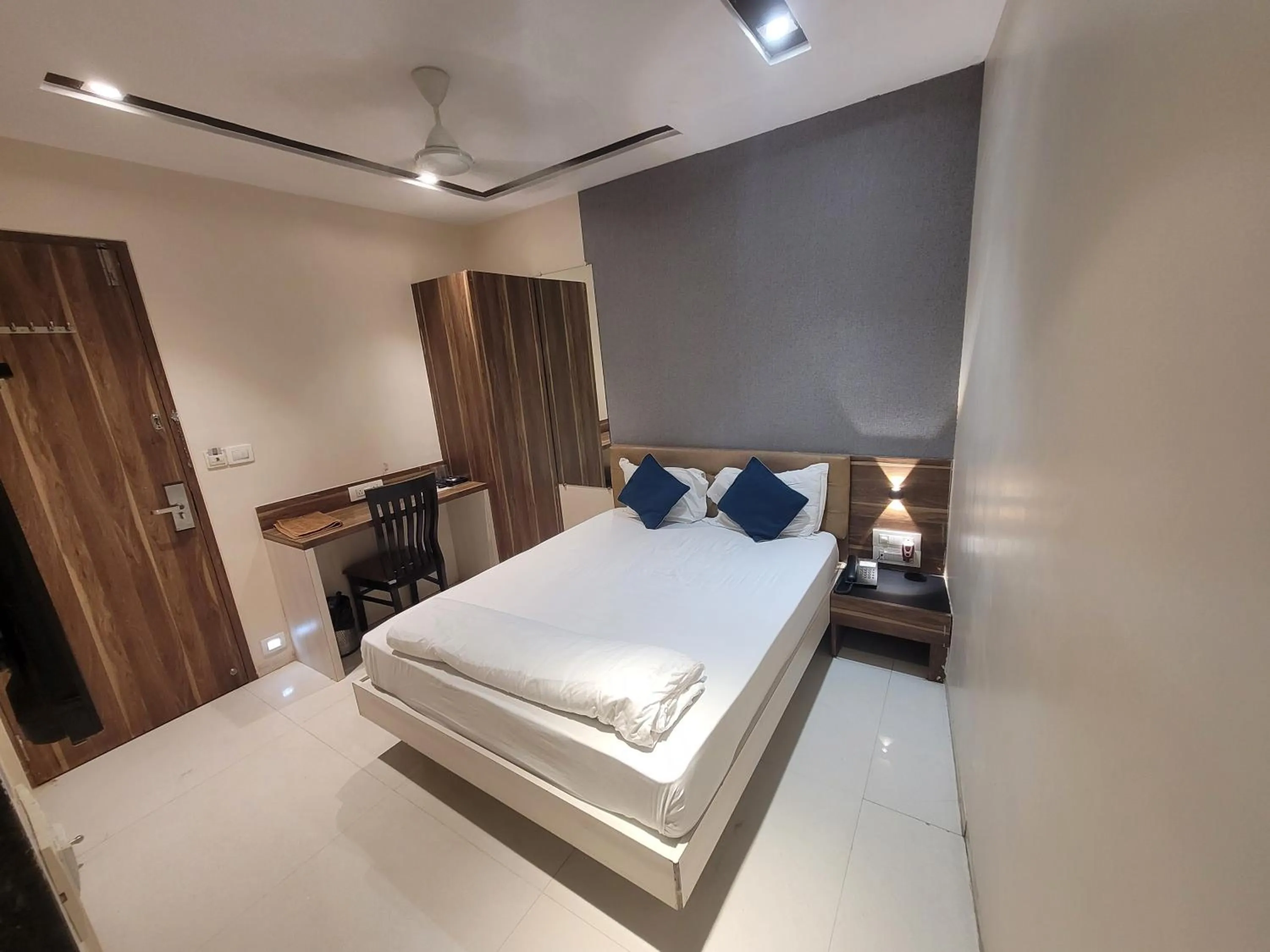 Bedroom, Bed in Hotel Heritage - Near Trade Center, Visa Consulate BKC