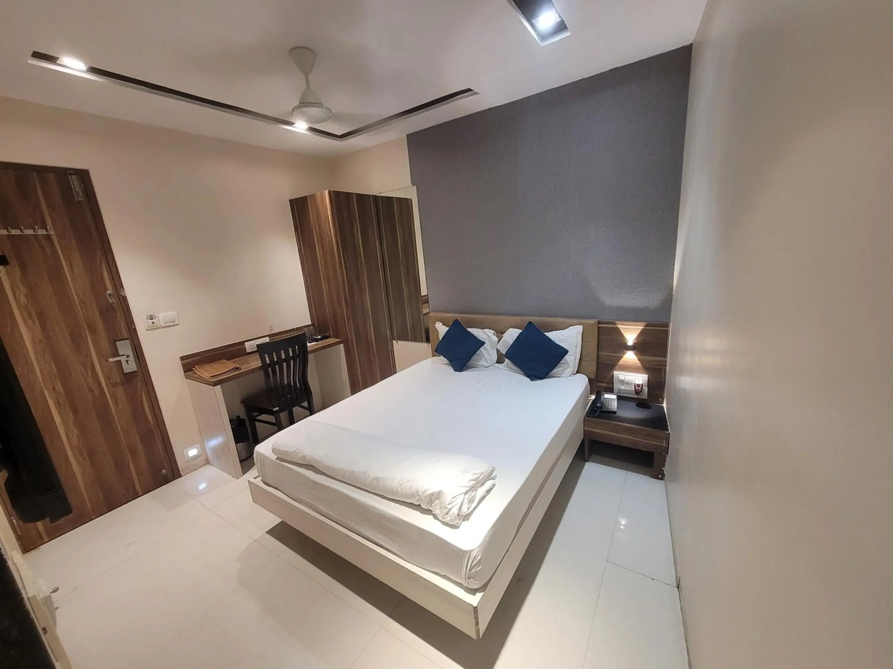 Bedroom, Bed in Hotel Heritage - Near Trade Center, Visa Consulate BKC Bedroom, Bed in Hotel Heritage - Near Trade Center, Visa Consulate BKC