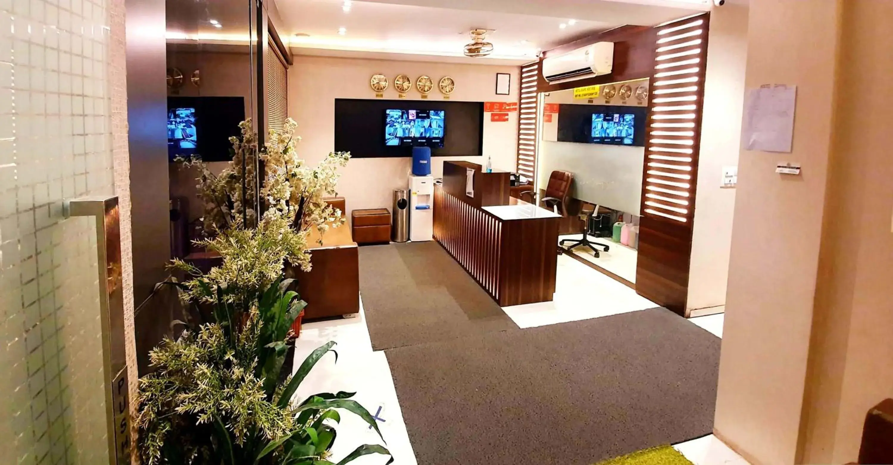 Lobby or reception in Hotel Heritage - Near Trade Center, Visa Consulate BKC Lobby or reception in Hotel Heritage - Near Trade Center, Visa Consulate BKC