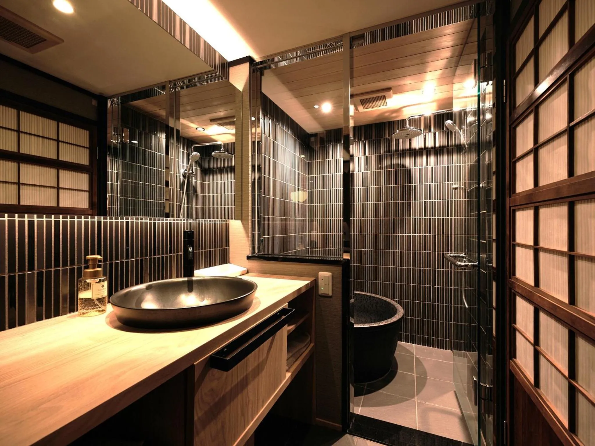 Shower in Tsumugi GionShirakawa