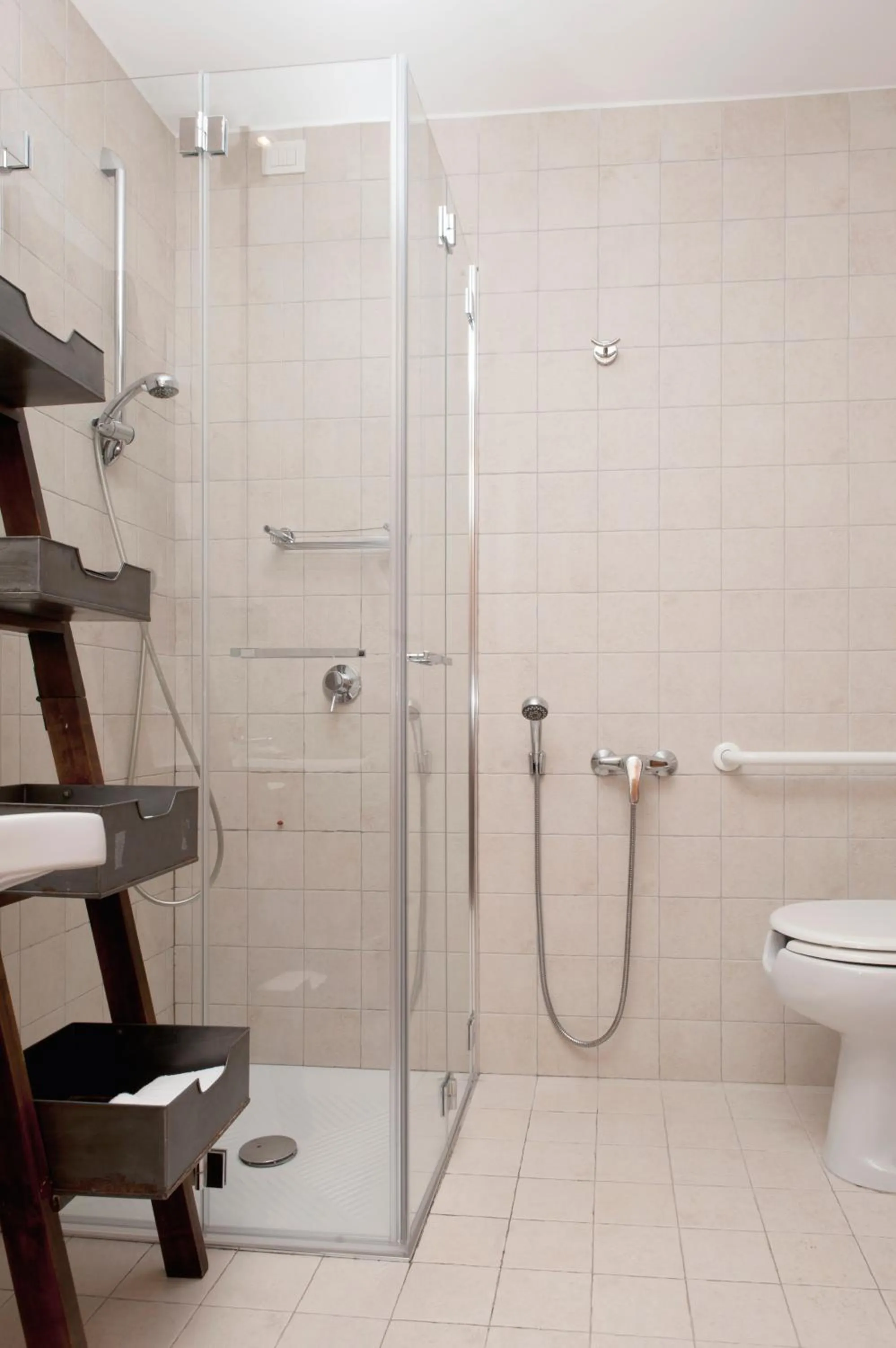 Shower in Hotel Aquadulci