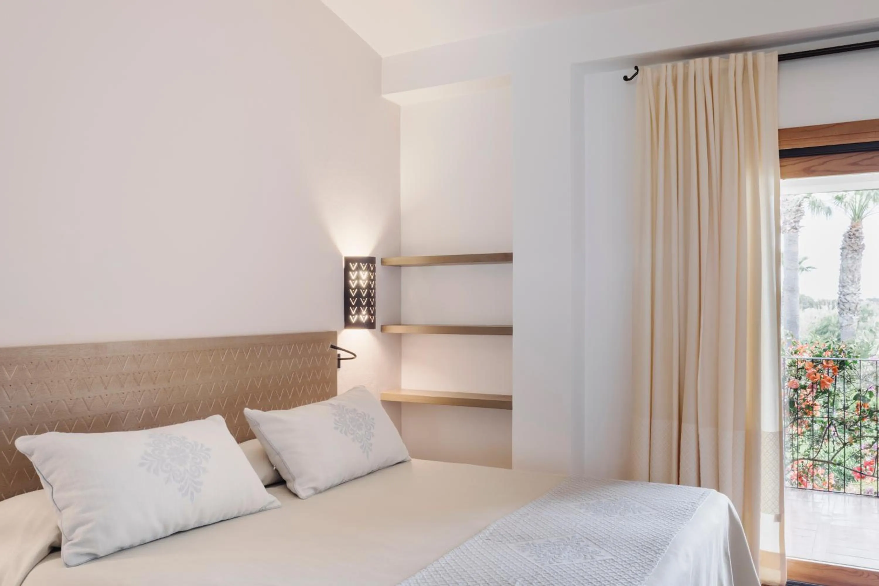 View (from property/room), Bed in Hotel Aquadulci