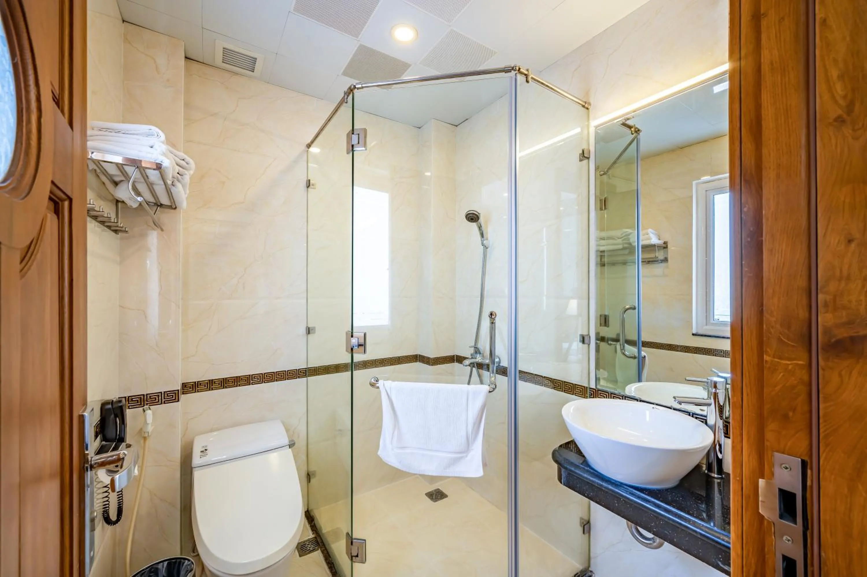 Shower in Acnos Grand Hotel