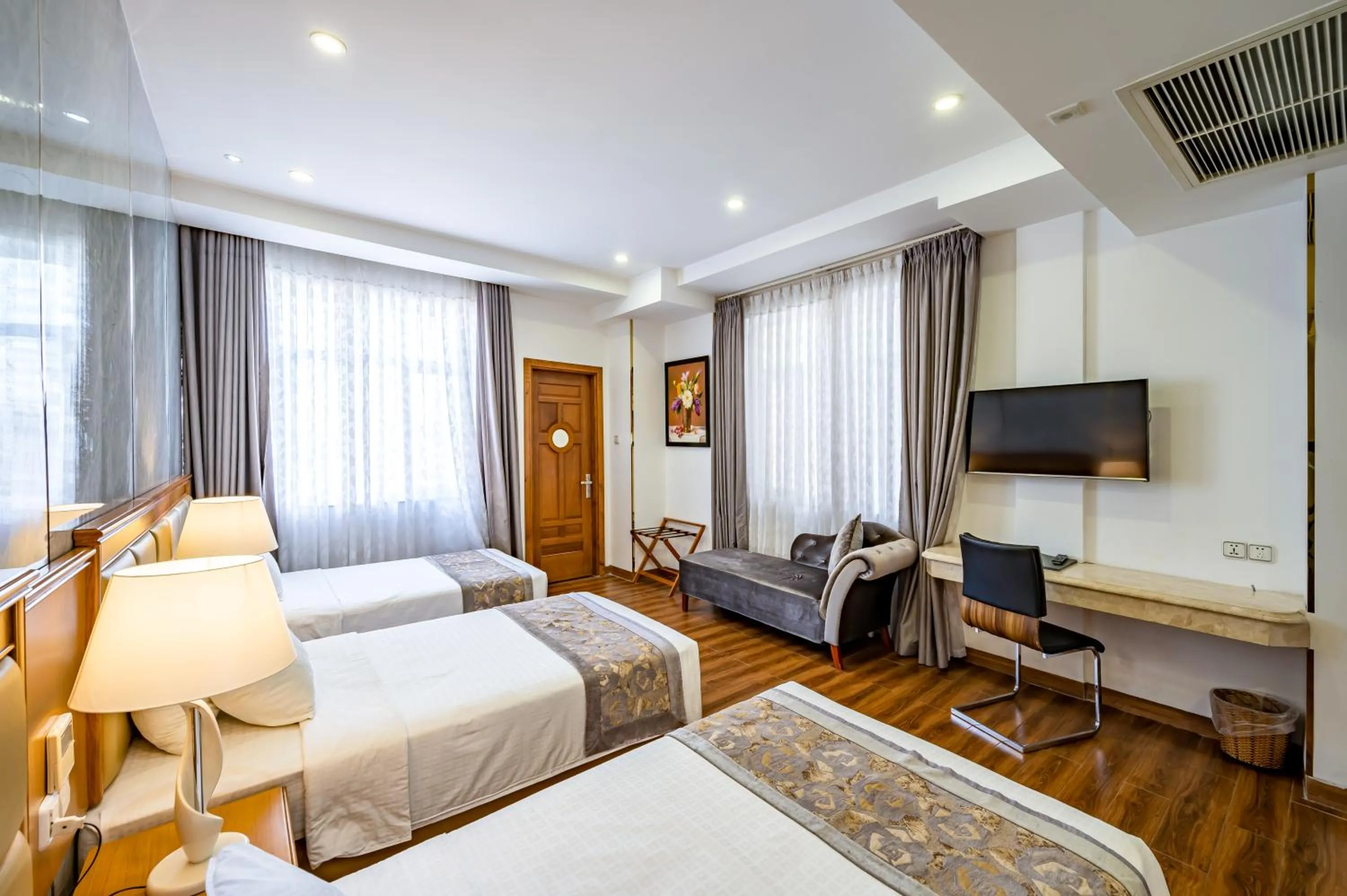 Bedroom, Bed in Acnos Grand Hotel