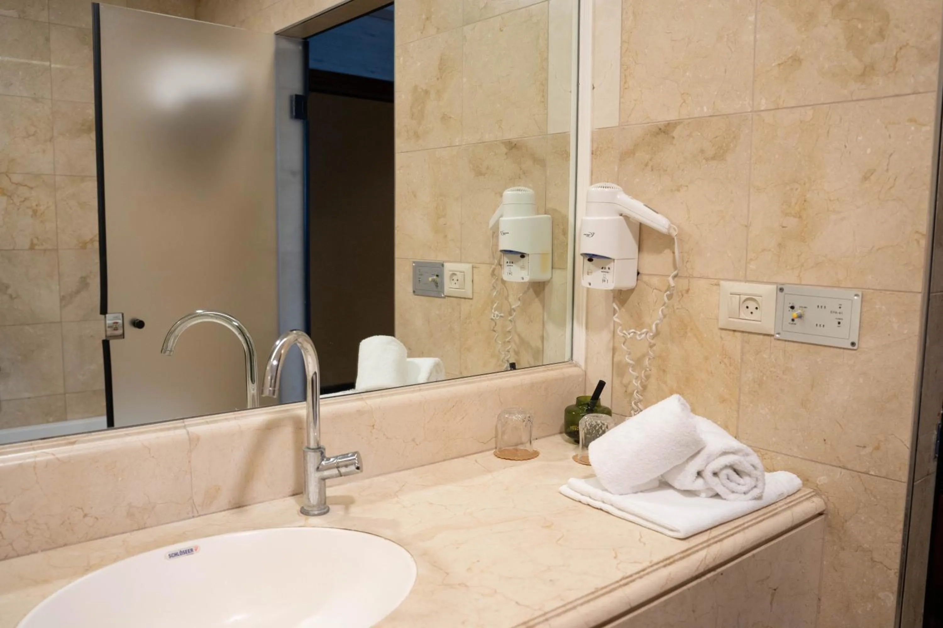 Shower in Garden Hotel Boutique & Events